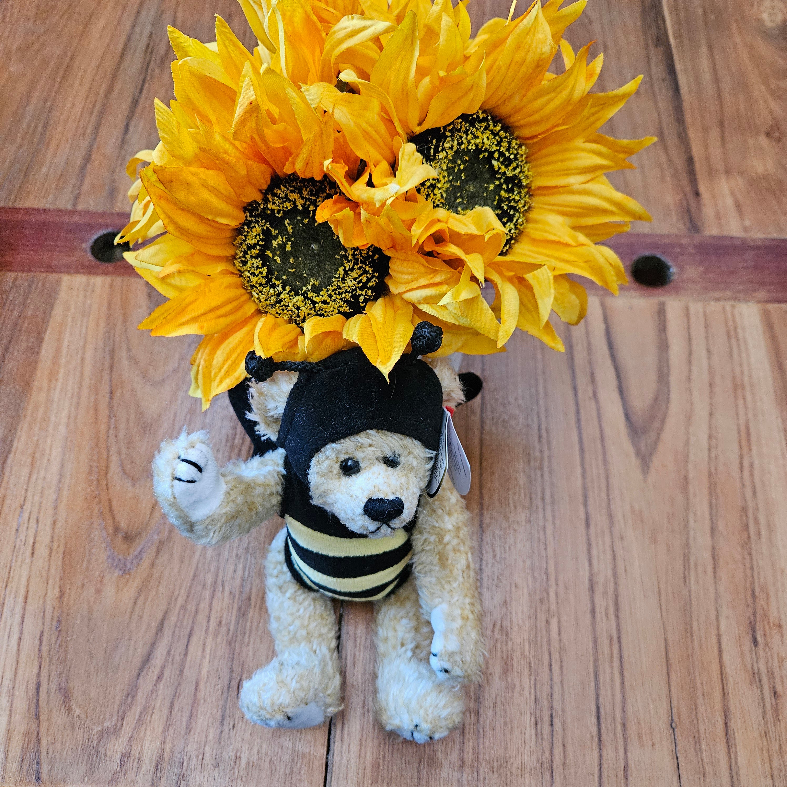 Ty Beanie Babies "Beezee the Bear"