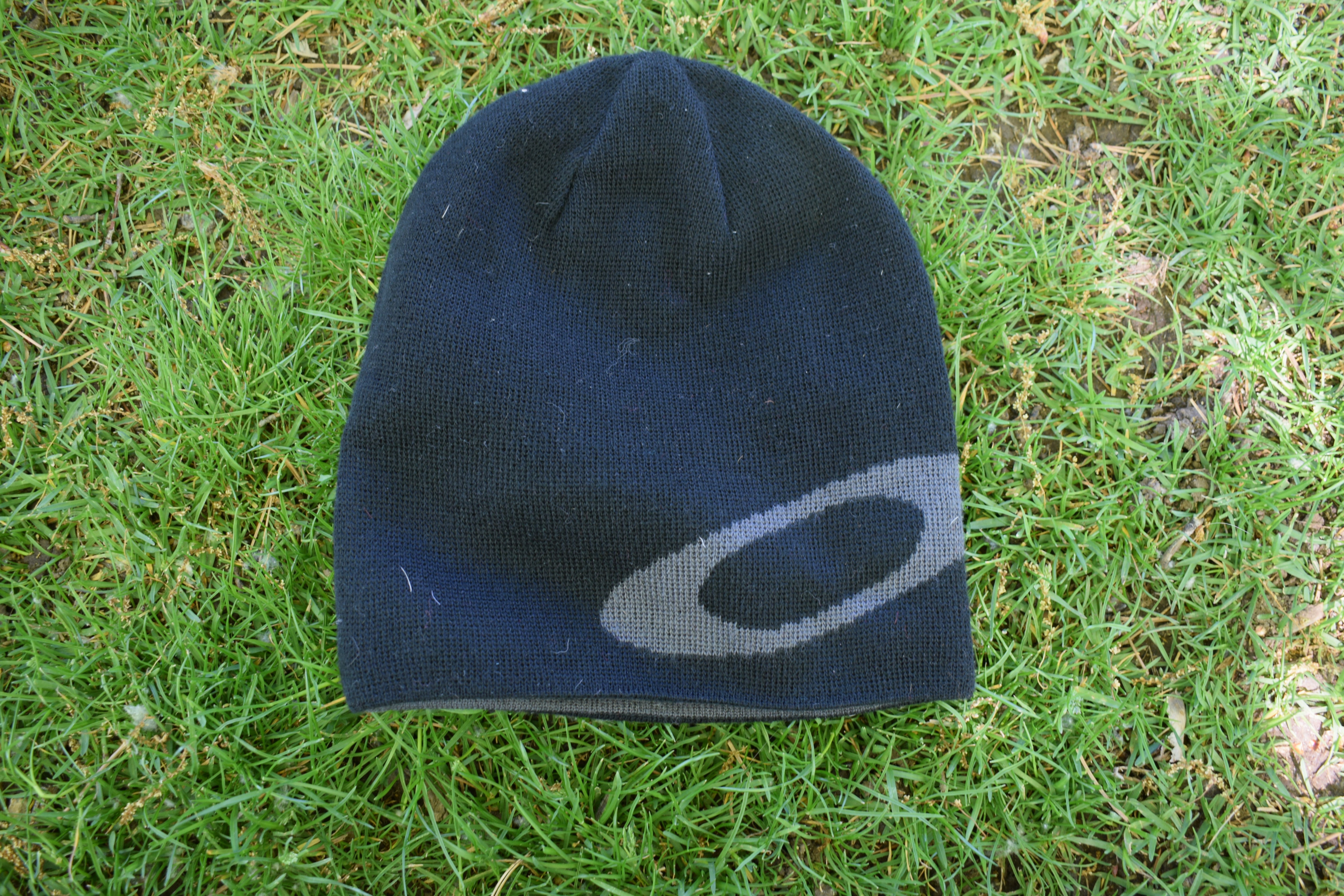 Ellipse Logo Oakley beanie Reversible color gray and black