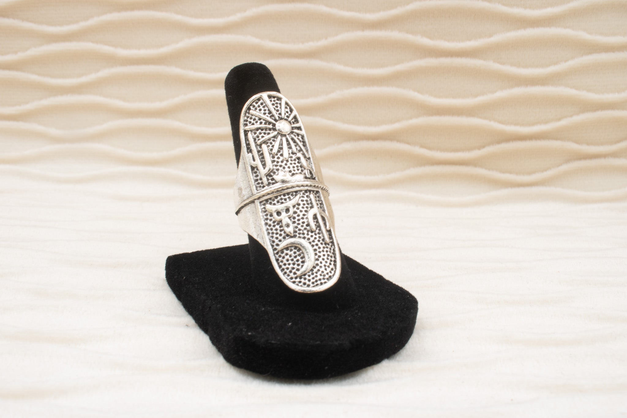 Silvertone Ring Featuring a Night and Day Desert Scene Size 6.5