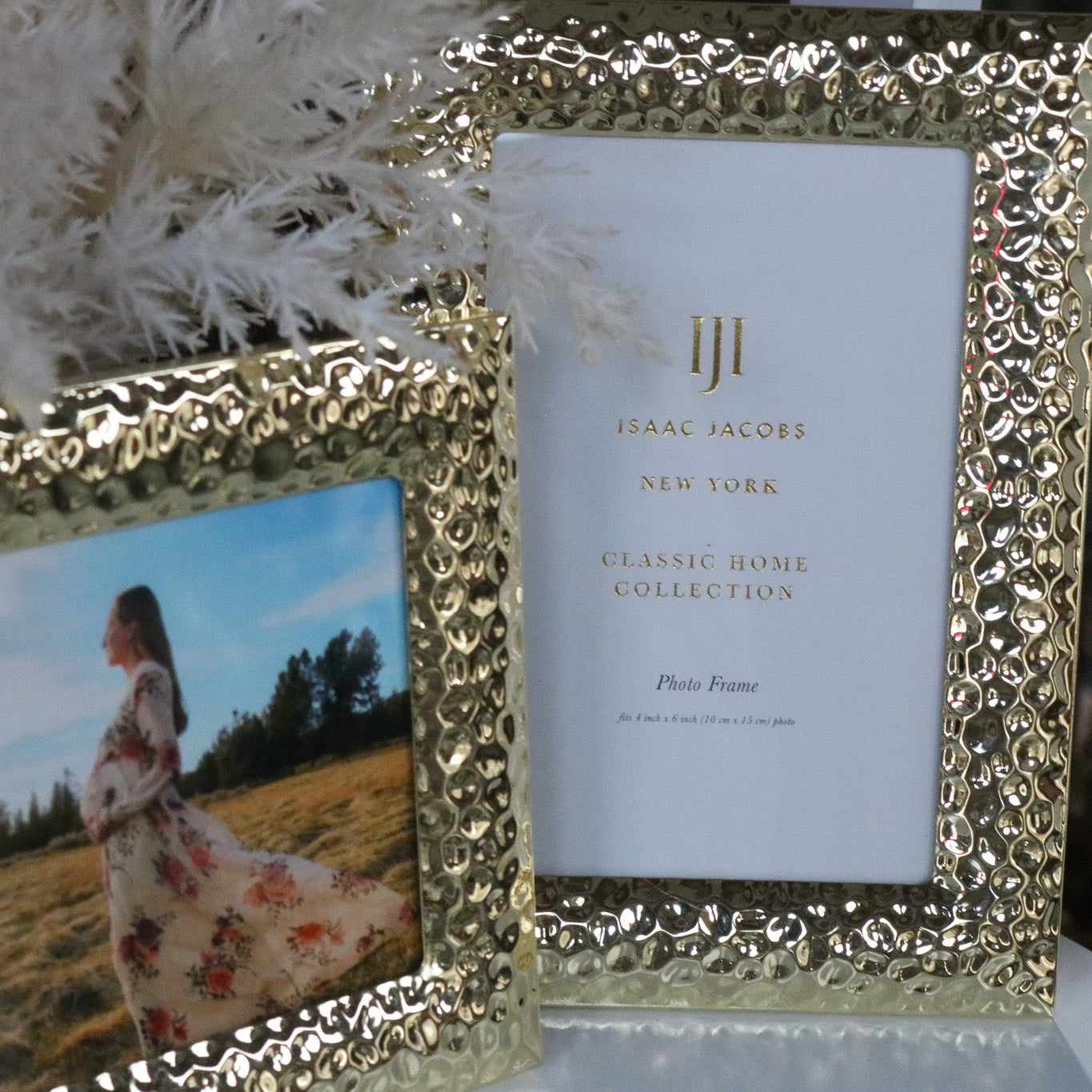 Isaac Jacobs Gold Photo Frame 4x6 Inch Textured Metal Picture Frame Home Decor