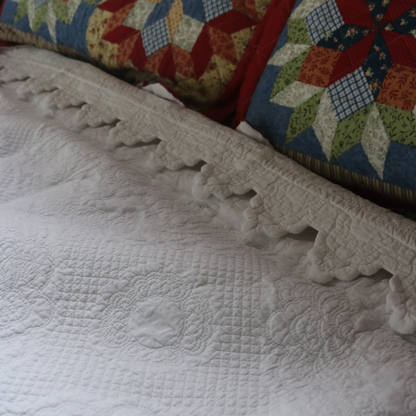 Soft Surroundings Cotton Queen Marguerite Scalloped Quilt – Luxuriously
