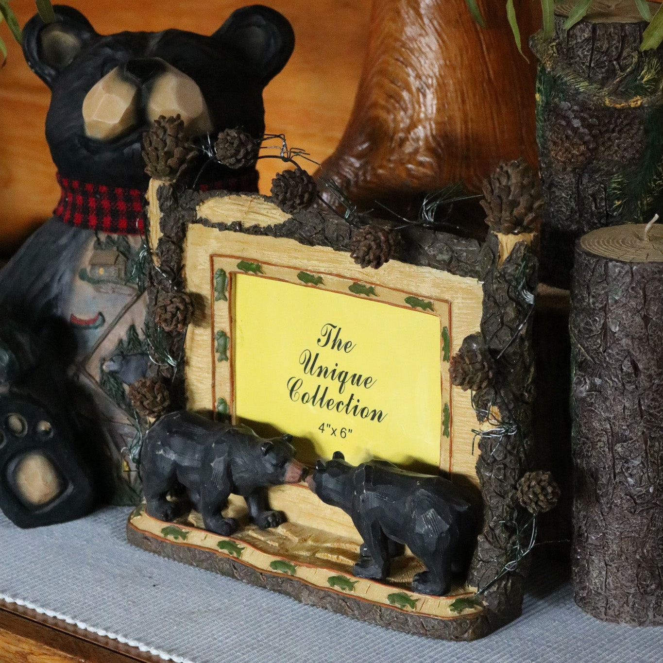 The Unique Collection 3D Resin 4x6 Kissing Bear with Pinecones Picture Frame