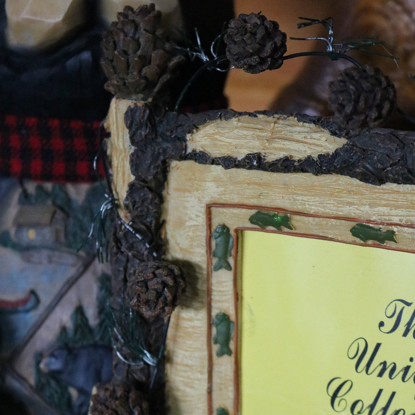 The Unique Collection 3D Resin 4x6 Kissing Bear with Pinecones Picture Frame