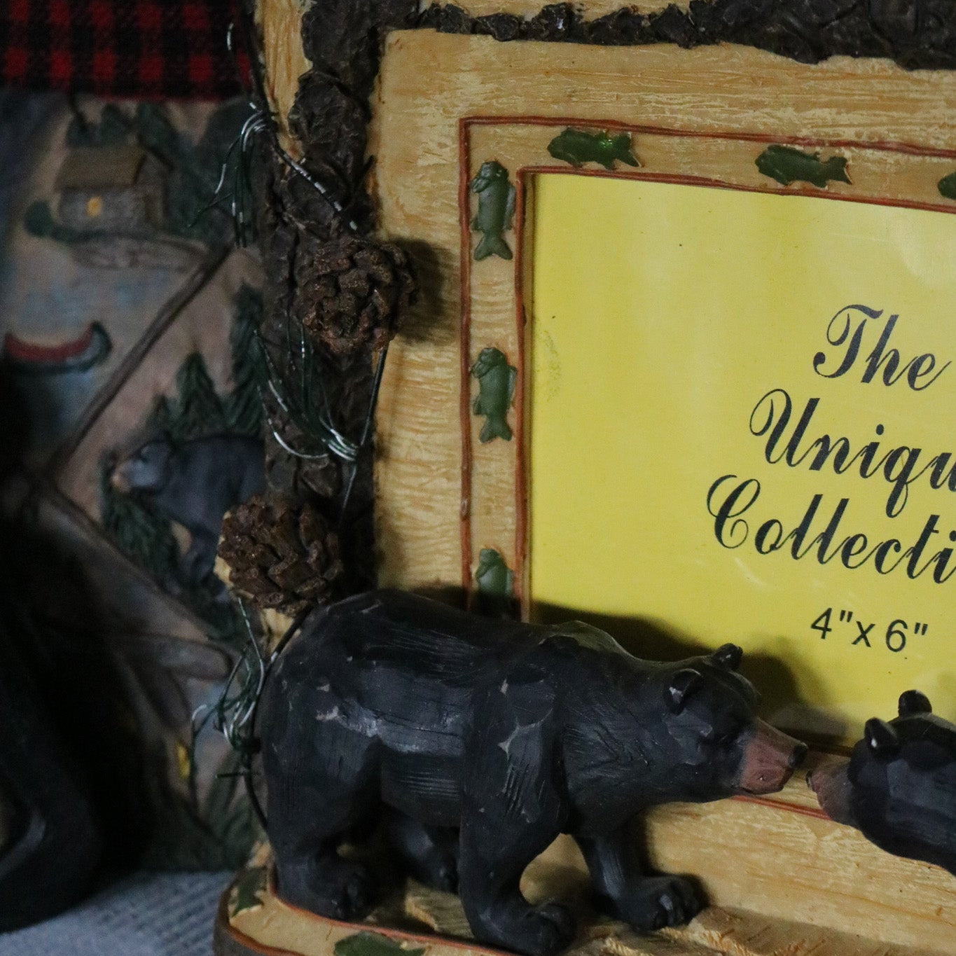 The Unique Collection 3D Resin 4x6 Kissing Bear with Pinecones Picture Frame