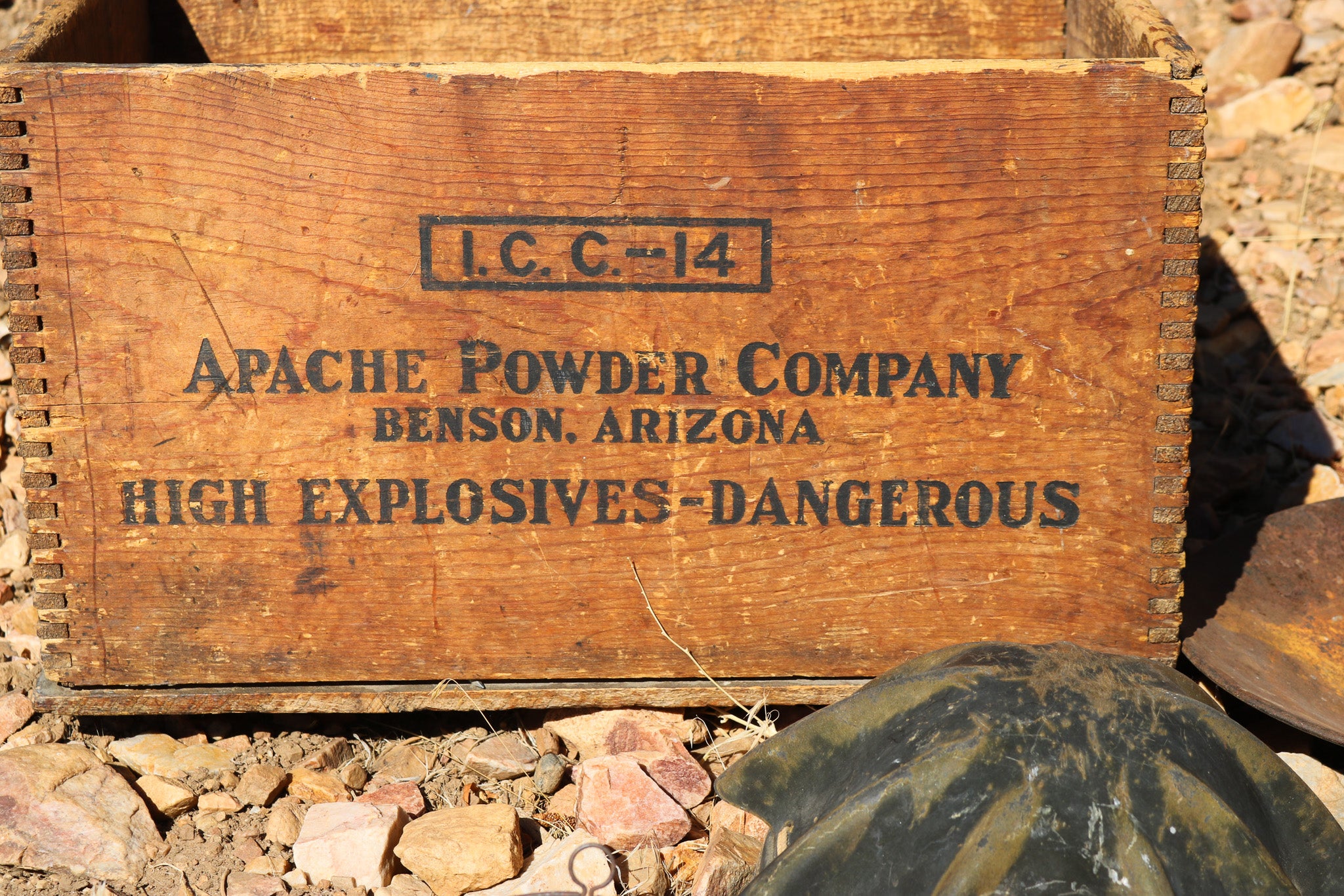 Wooded High Explosive Apache Powder Company Box Antique