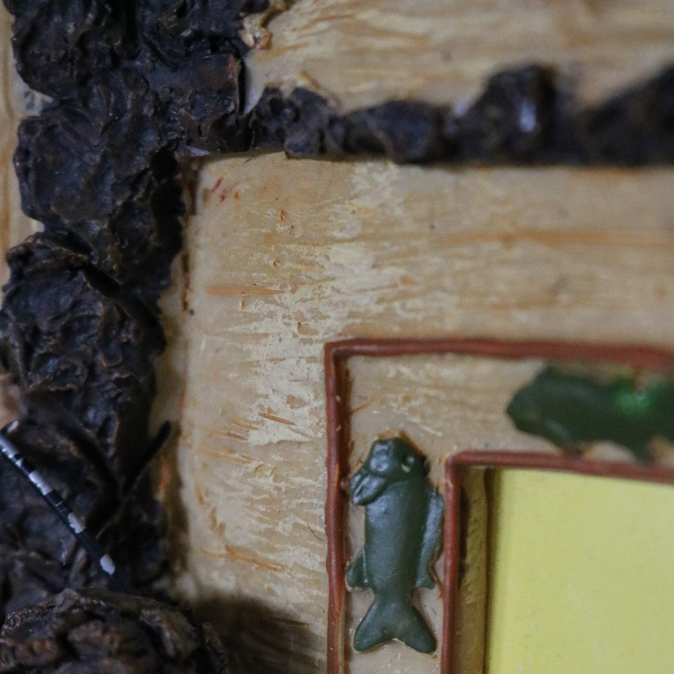 The Unique Collection 3D Resin 4x6 Kissing Bear with Pinecones Picture Frame