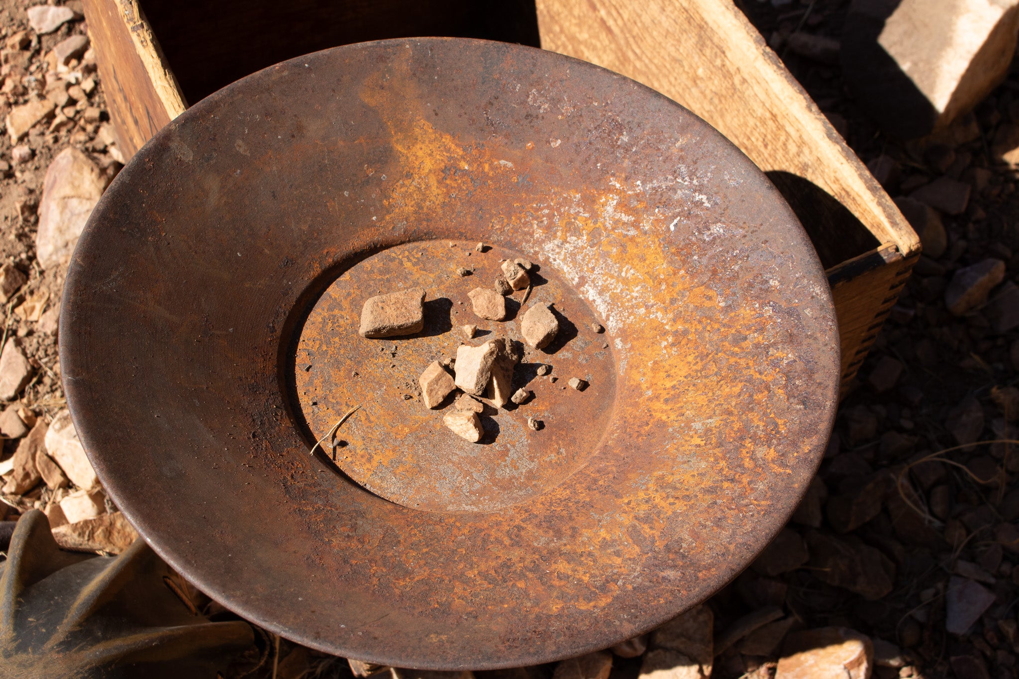 14" Antique Gold Pan