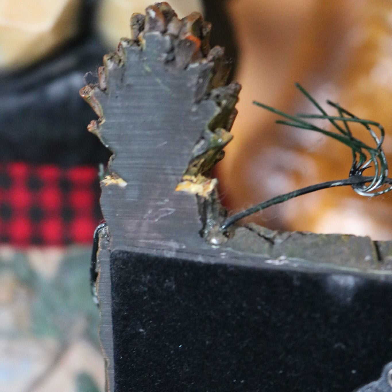 The Unique Collection 3D Resin 4x6 Kissing Bear with Pinecones Picture Frame