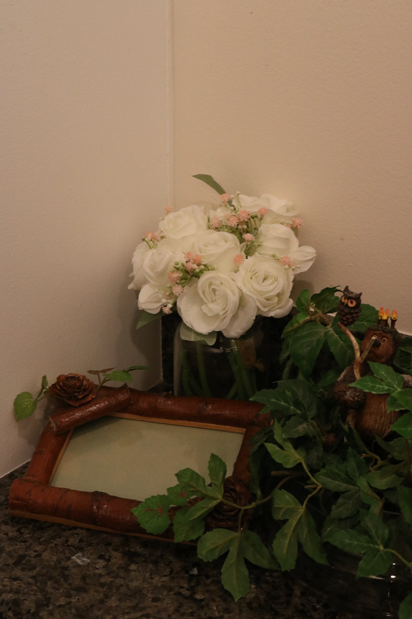 Raw Log 5 1/2" x 3 1/2" Picture Frame with Ivy Pinecone Detail
