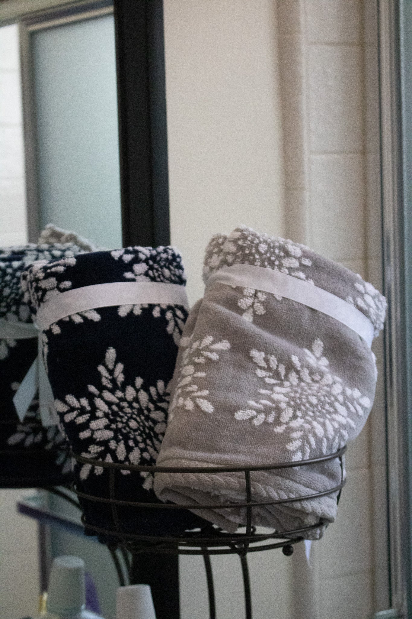 Caro Home Set of 2 Hand Towels Light Gray with Snowflake Design