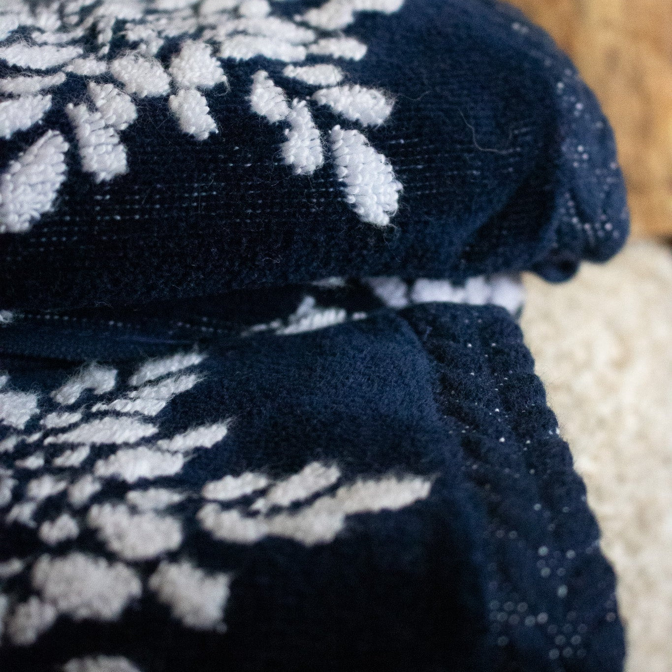 Caro Home Set of 2 Hand Towels in Navy Blue with Snowflake Design