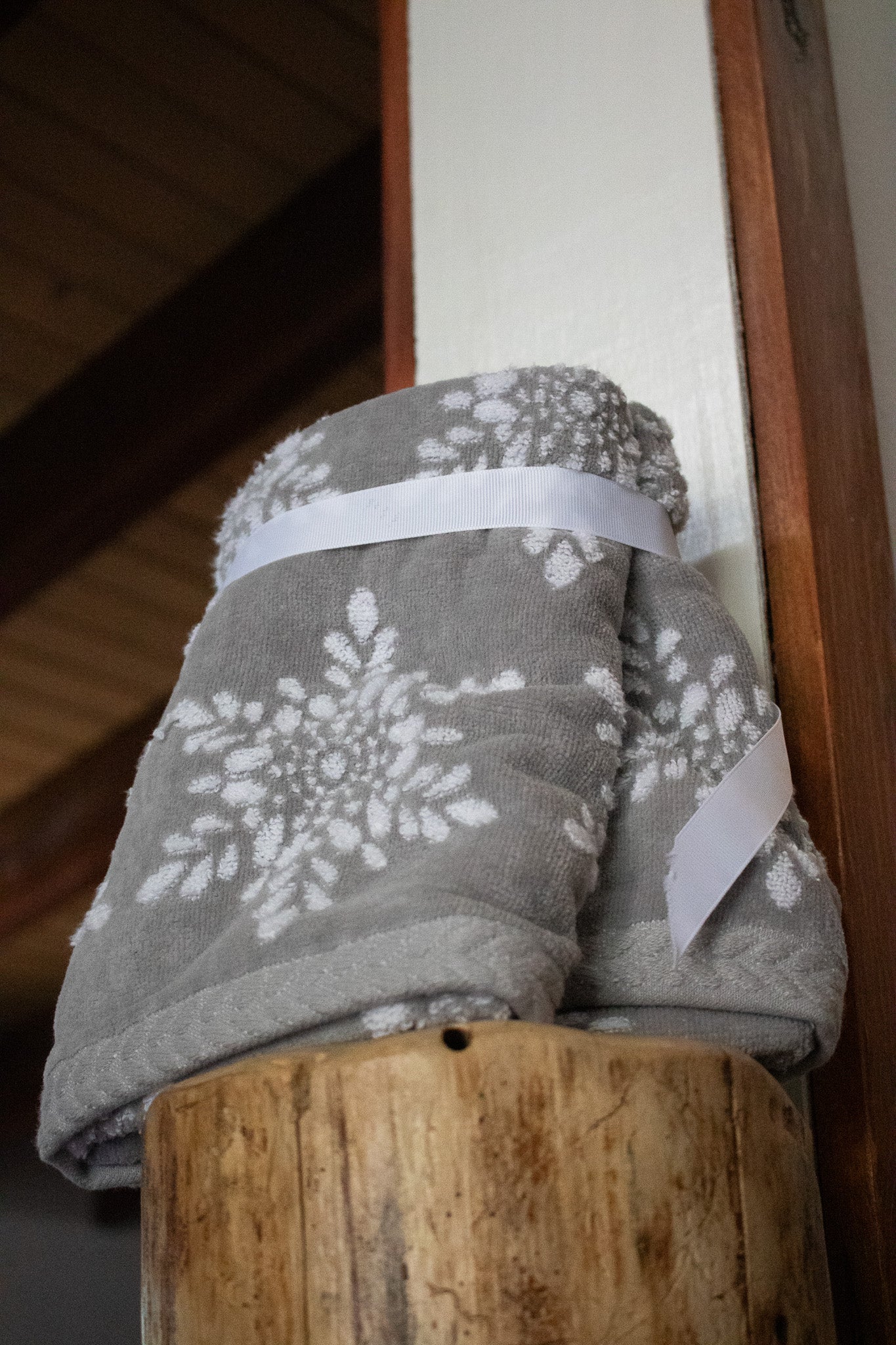Caro Home Set of 2 Hand Towels Light Gray with Snowflake Design