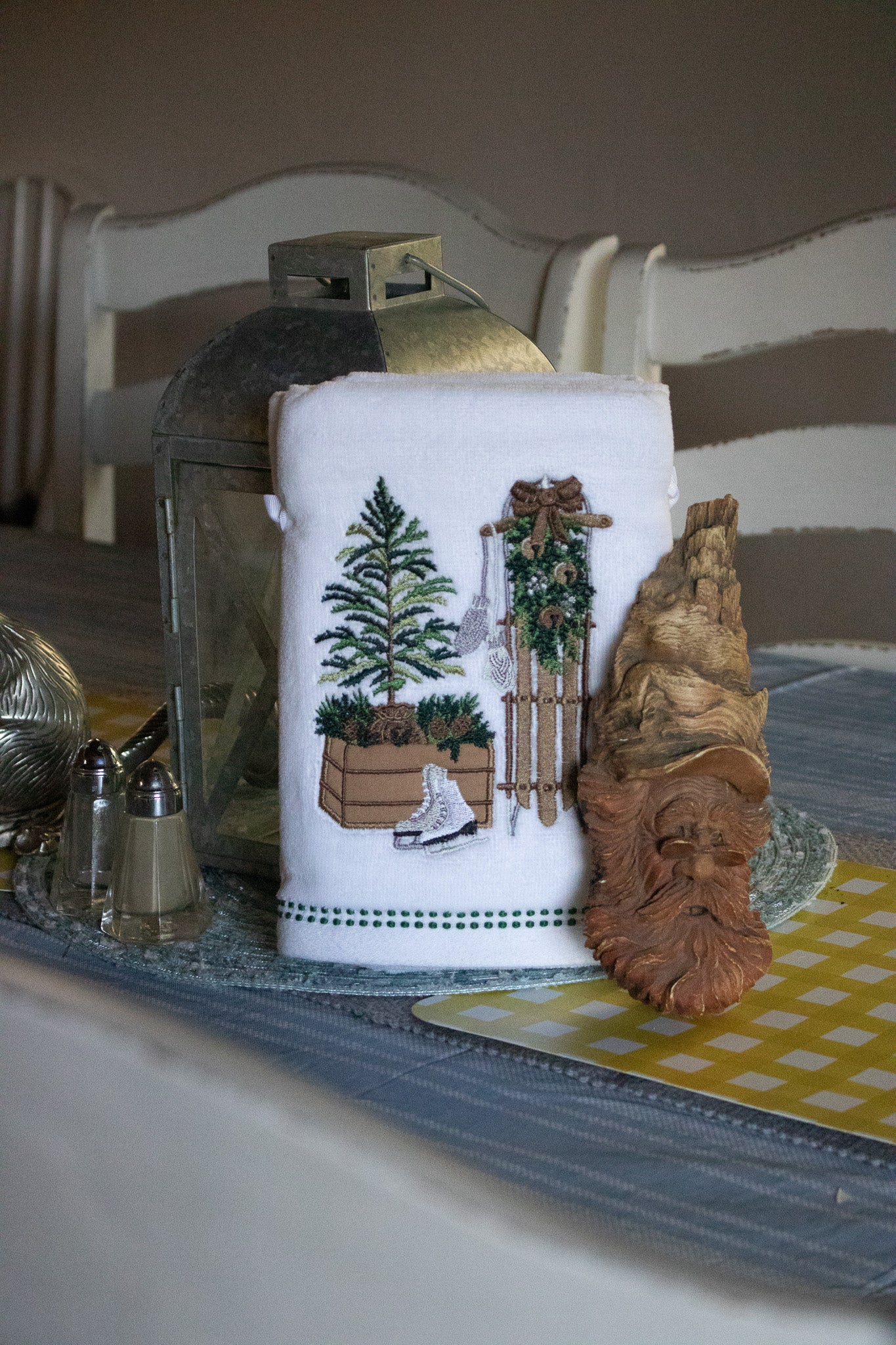 Shabby Chic - Set of 2 White Hand Towels with Elegant Winter Design