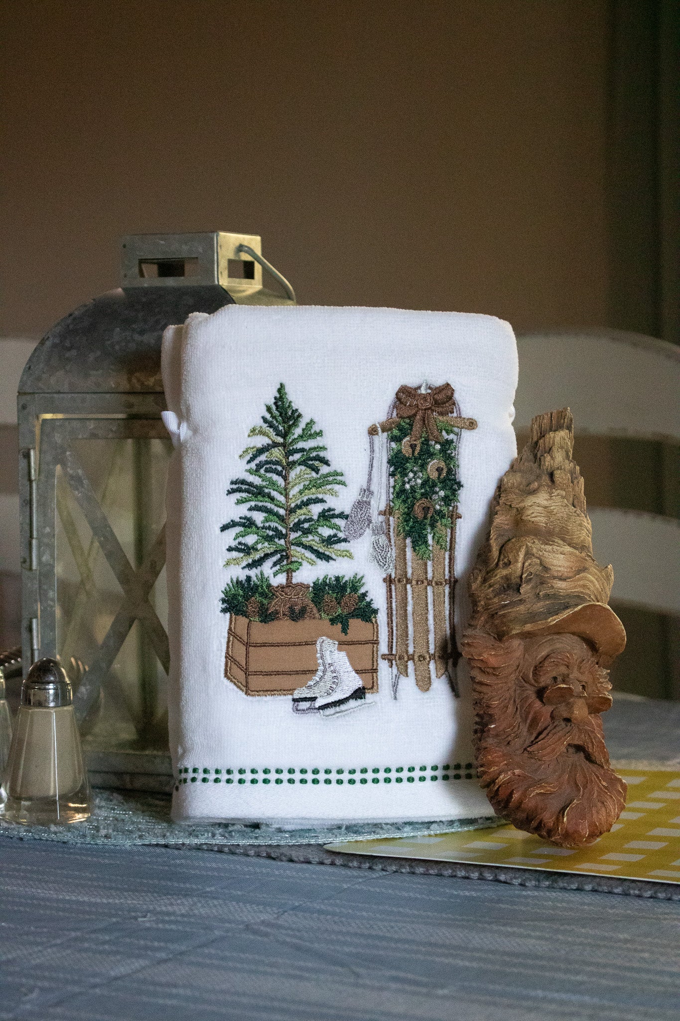 Shabby Chic - Set of 2 White Hand Towels with Elegant Winter Design