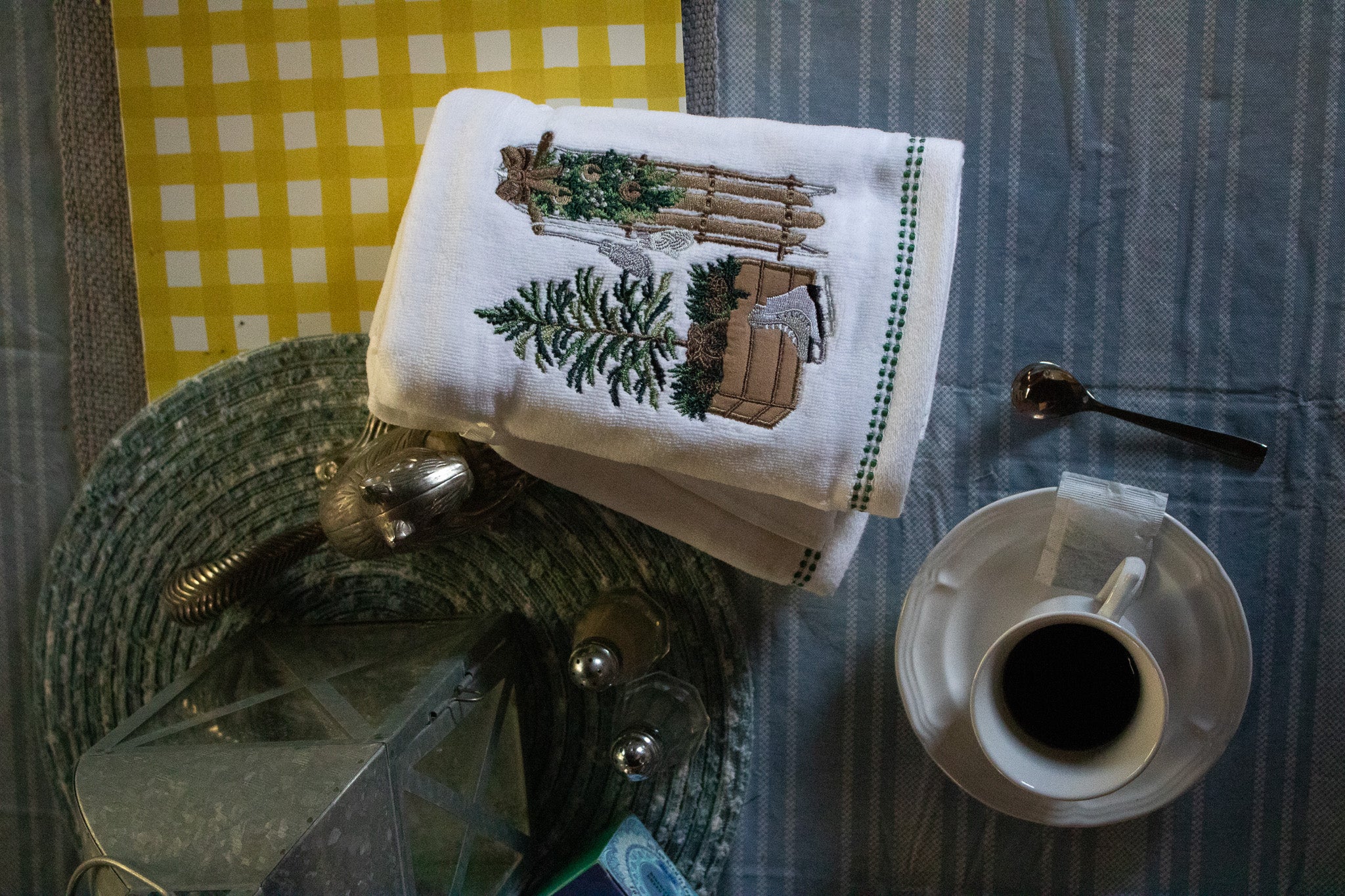 Shabby Chic - Set of 2 White Hand Towels with Elegant Winter Design