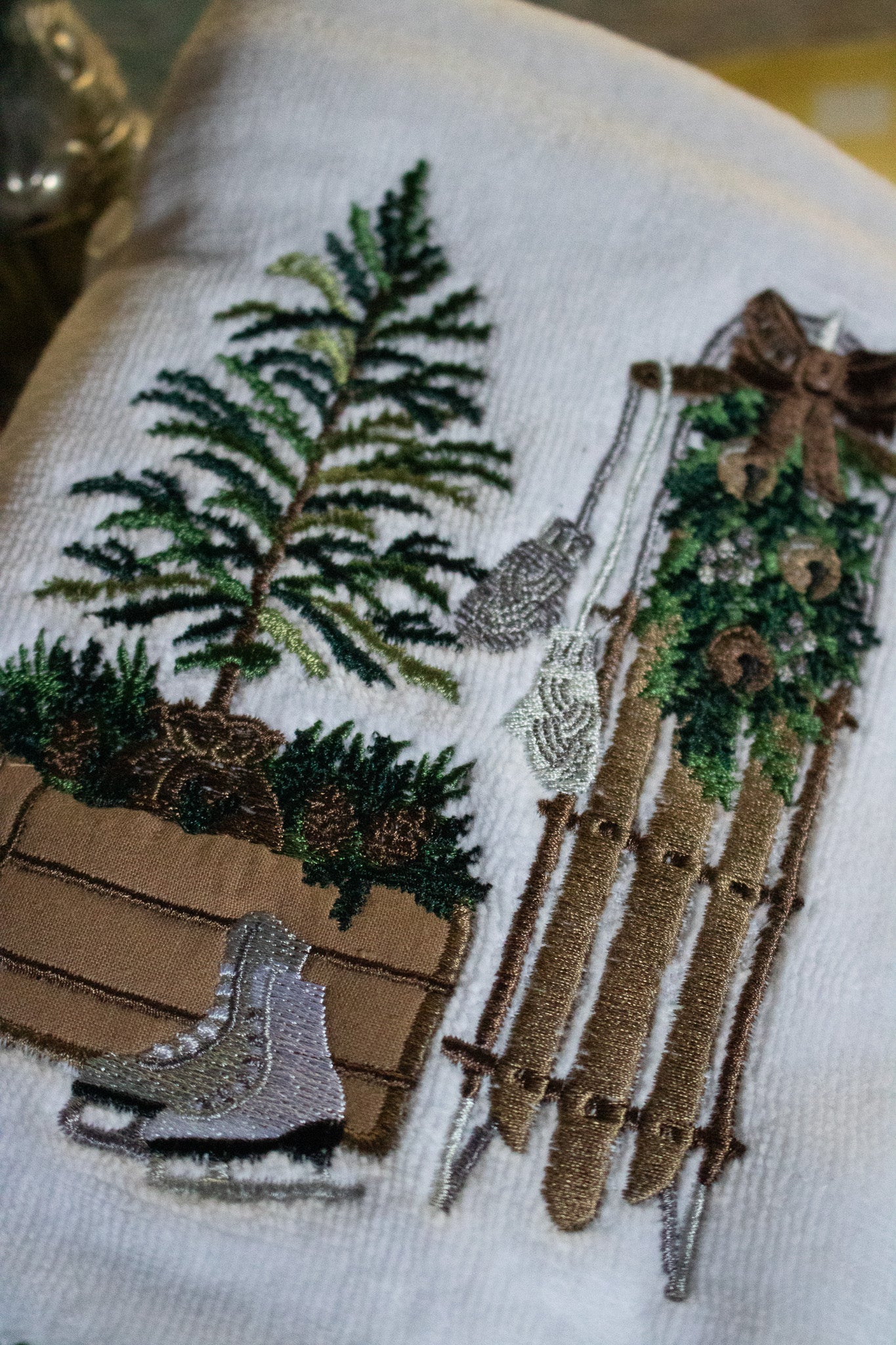 Shabby Chic - Set of 2 White Hand Towels with Elegant Winter Design