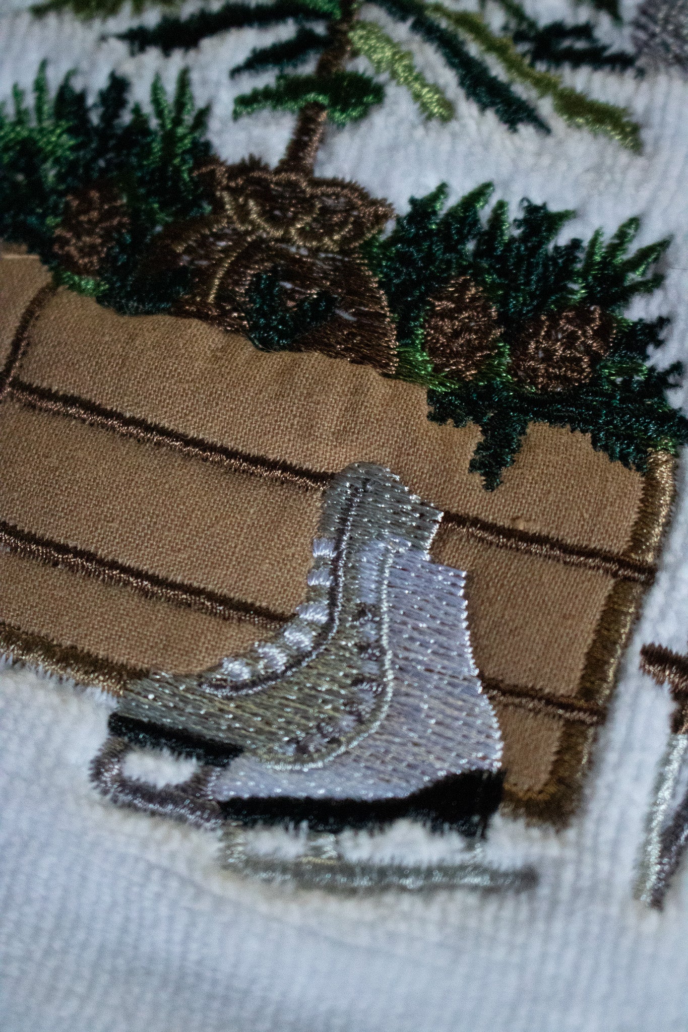 Shabby Chic - Set of 2 White Hand Towels with Elegant Winter Design