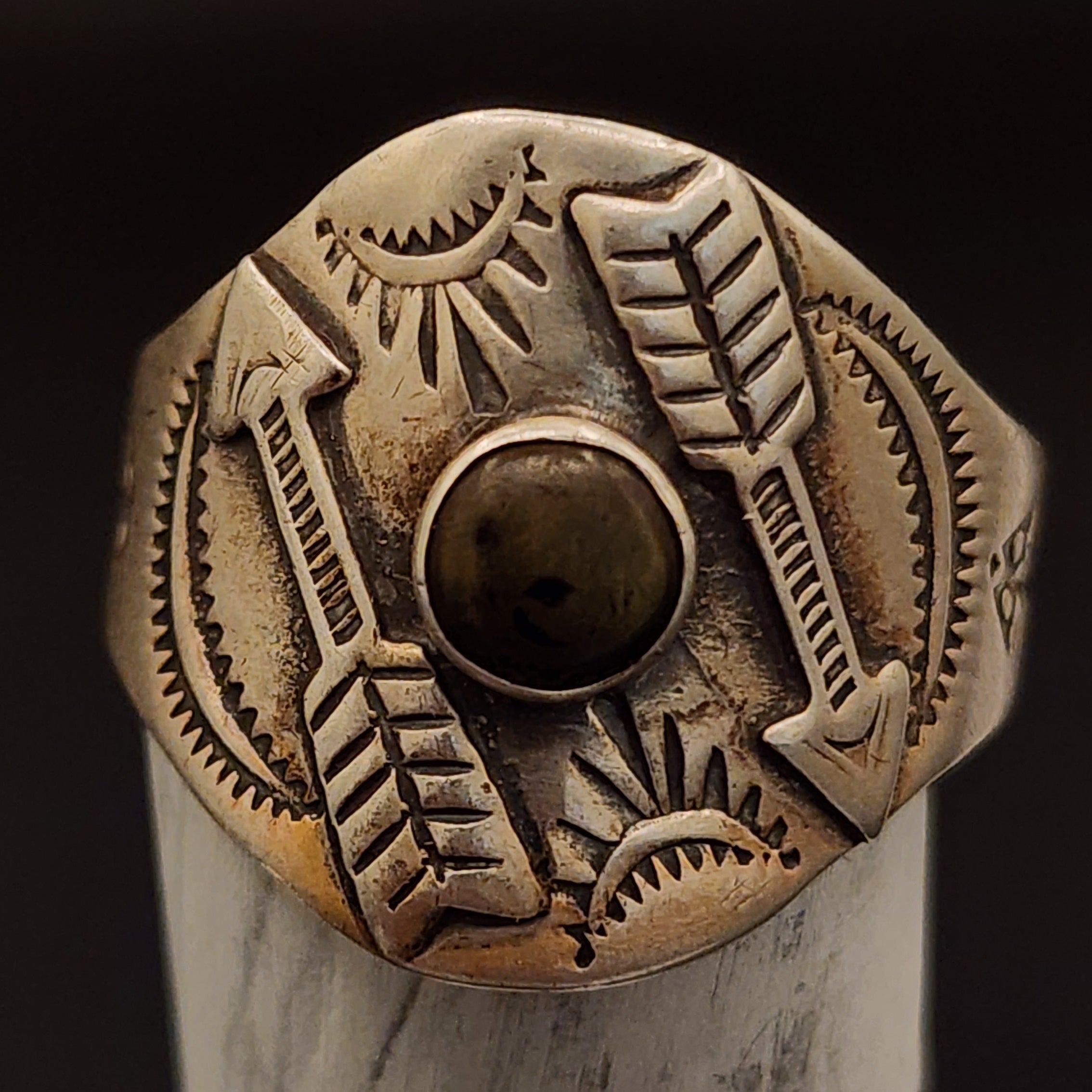 Vintage Navajo Ring with Arrows going opposite direction with a Gemstone in the Middle Size 11.5
