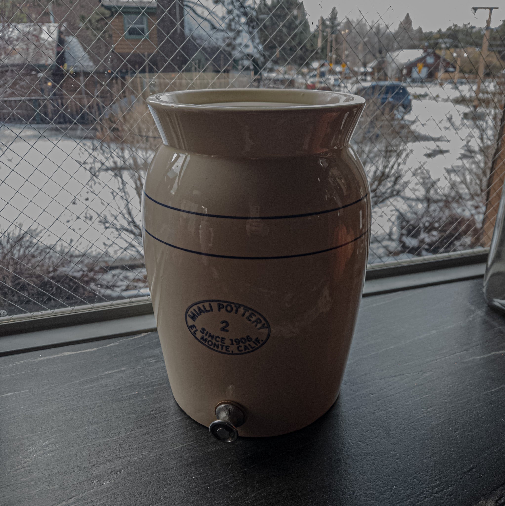 Miali Earthenware Pottery 2 Gallon White Ceramic Drink Dispenser