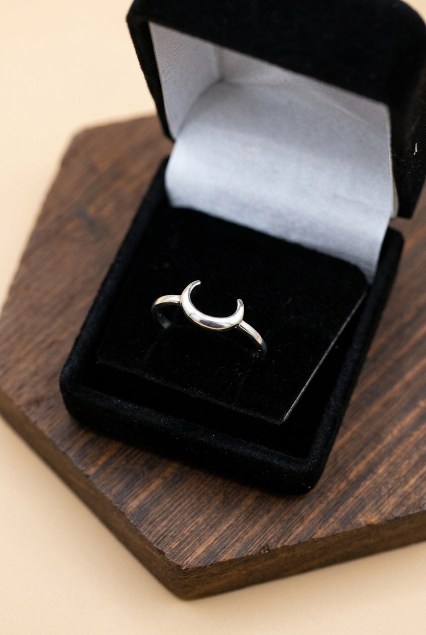 Silver-Tone Crescent Moon Statement Ring – Size 5
