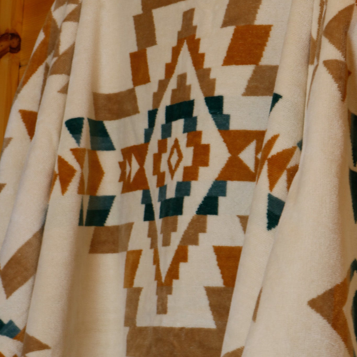 Pendleton Oversized Jacquard Spa Towel Ivory Rock Point Pattern