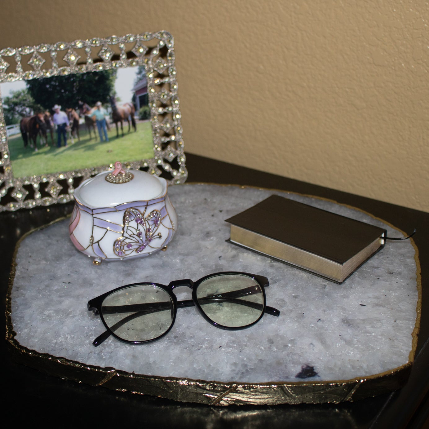 Bright White Agate Stone Tray for Ornamental Display with Gold Rim