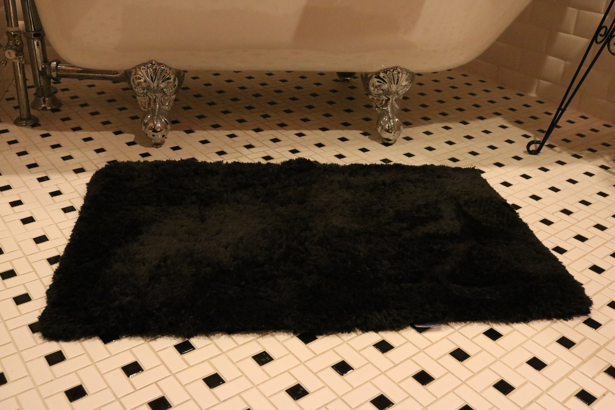 Lavender & Sage - Plush Black Bath Rug for Ultimate Comfort
