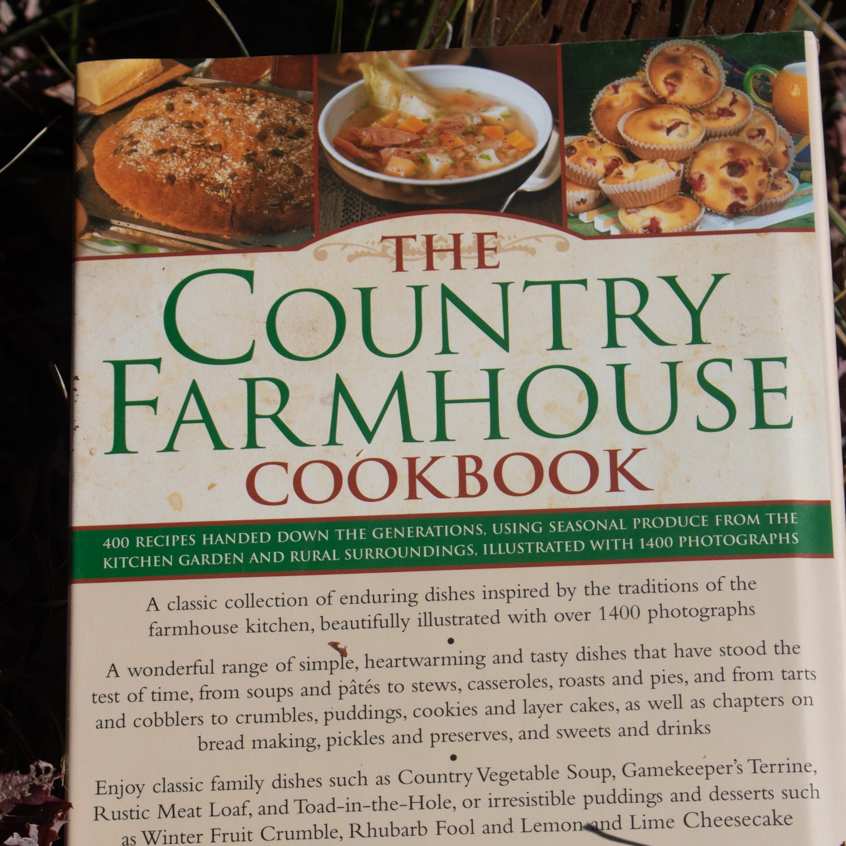 The Country Farmhouse Cookbook: 400 Recipes Handed Down the Generations