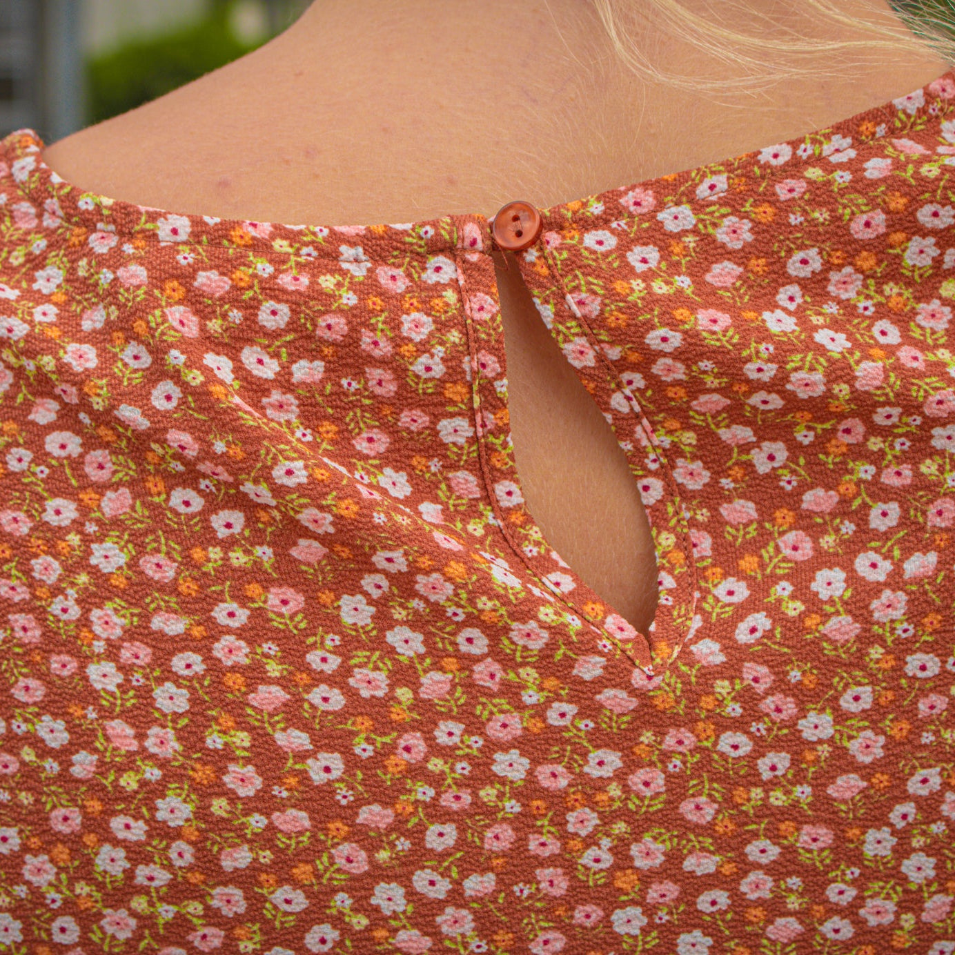 SO Floral T-shirt with a tie at the bottom of the shirt size XS