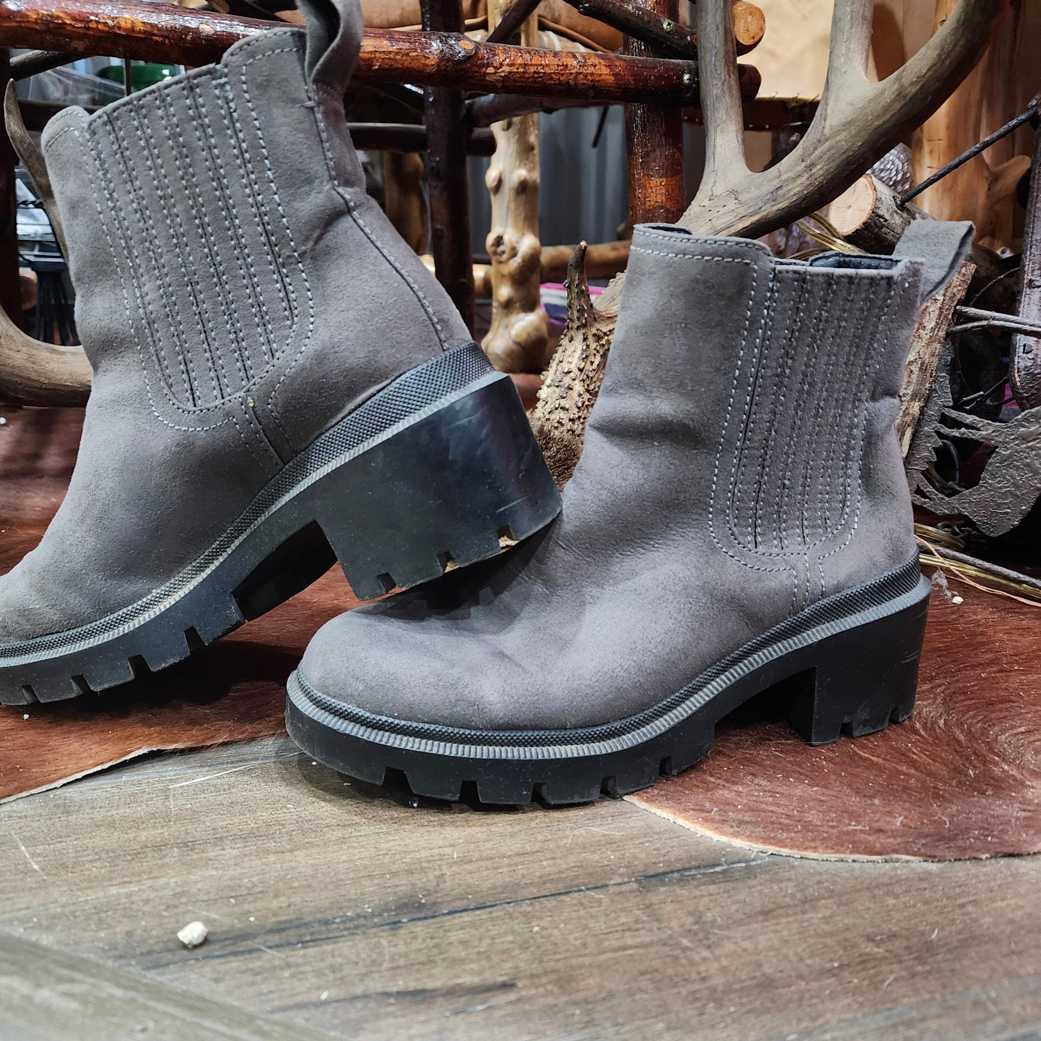 Universal Thread Naya Chelsea Gray Boots Size 7.5