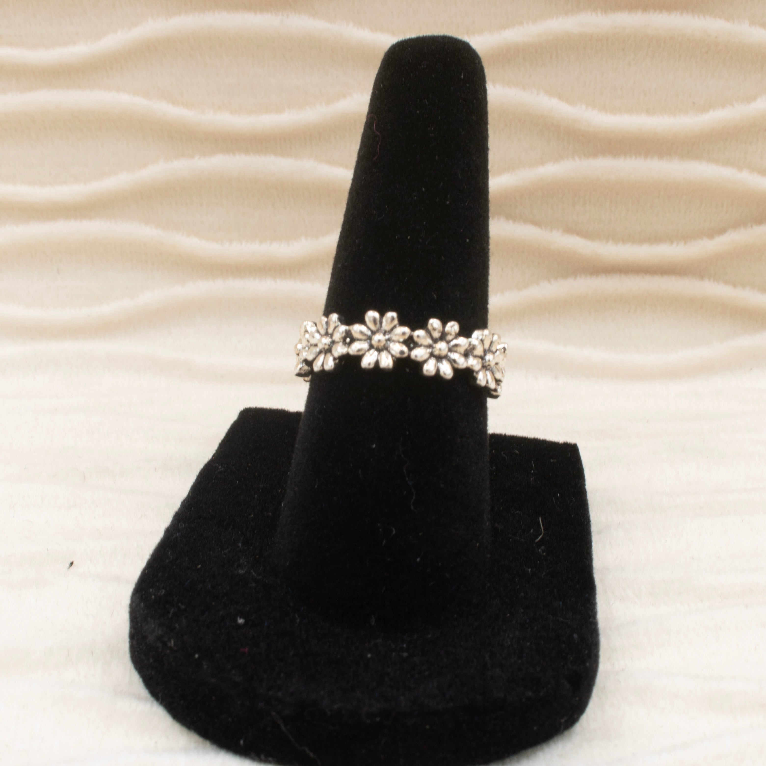 Silver Tone Daisy Ring Size 6.5