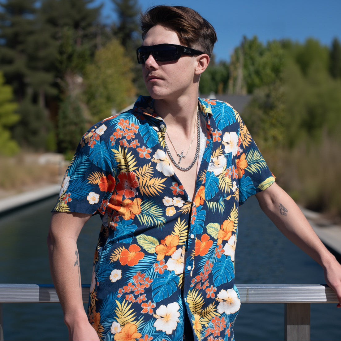 Penguin Hawaiian Blue Floral Button up shirt Size: M