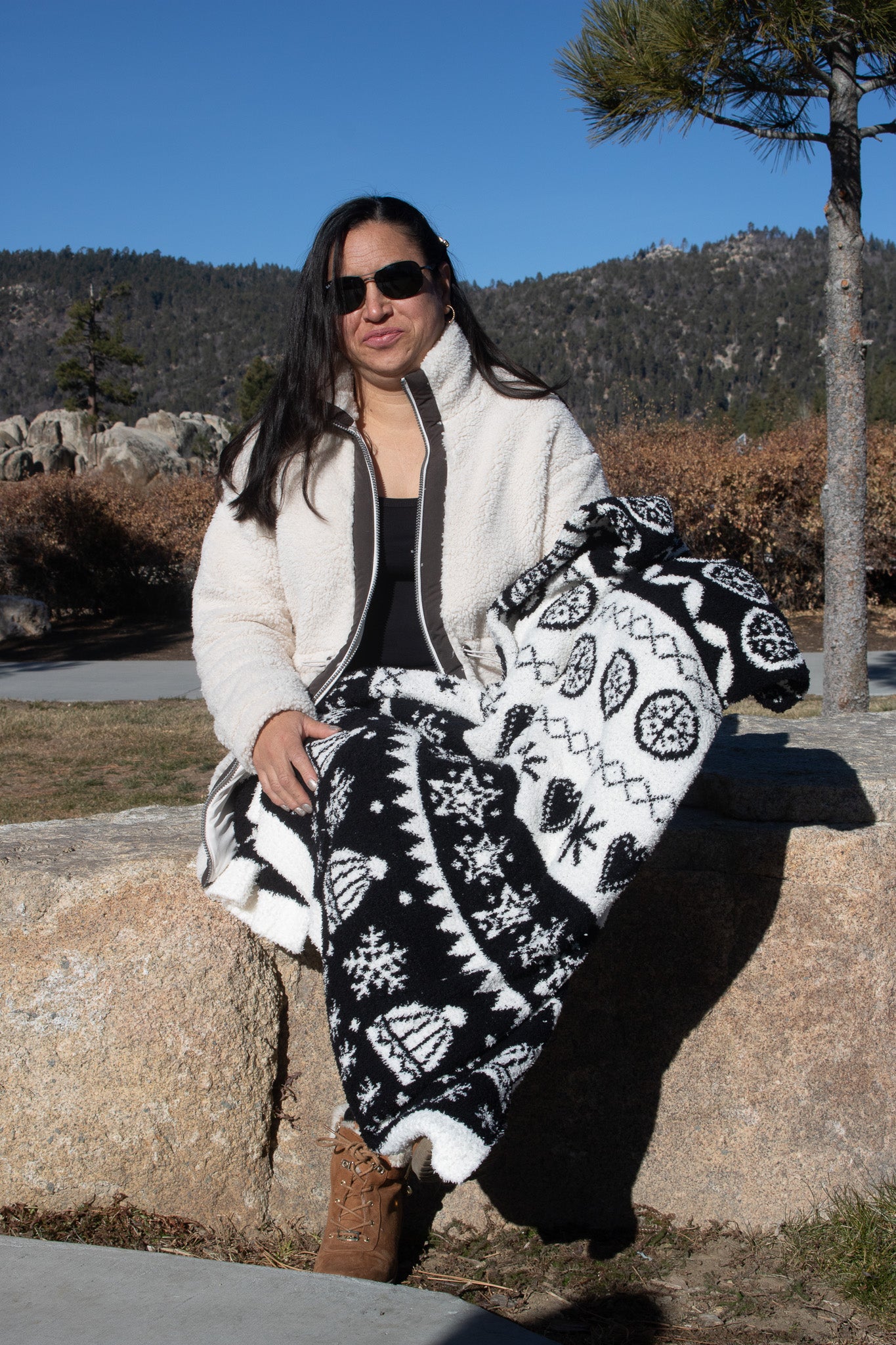 Magaschoni Home Black and White 50" x 70" 100% Polyester