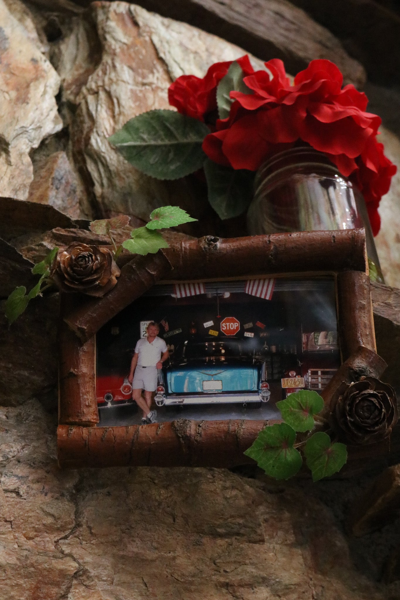 Raw Log 5 1/2" x 3 1/2" Picture Frame with Ivy Pinecone Detail
