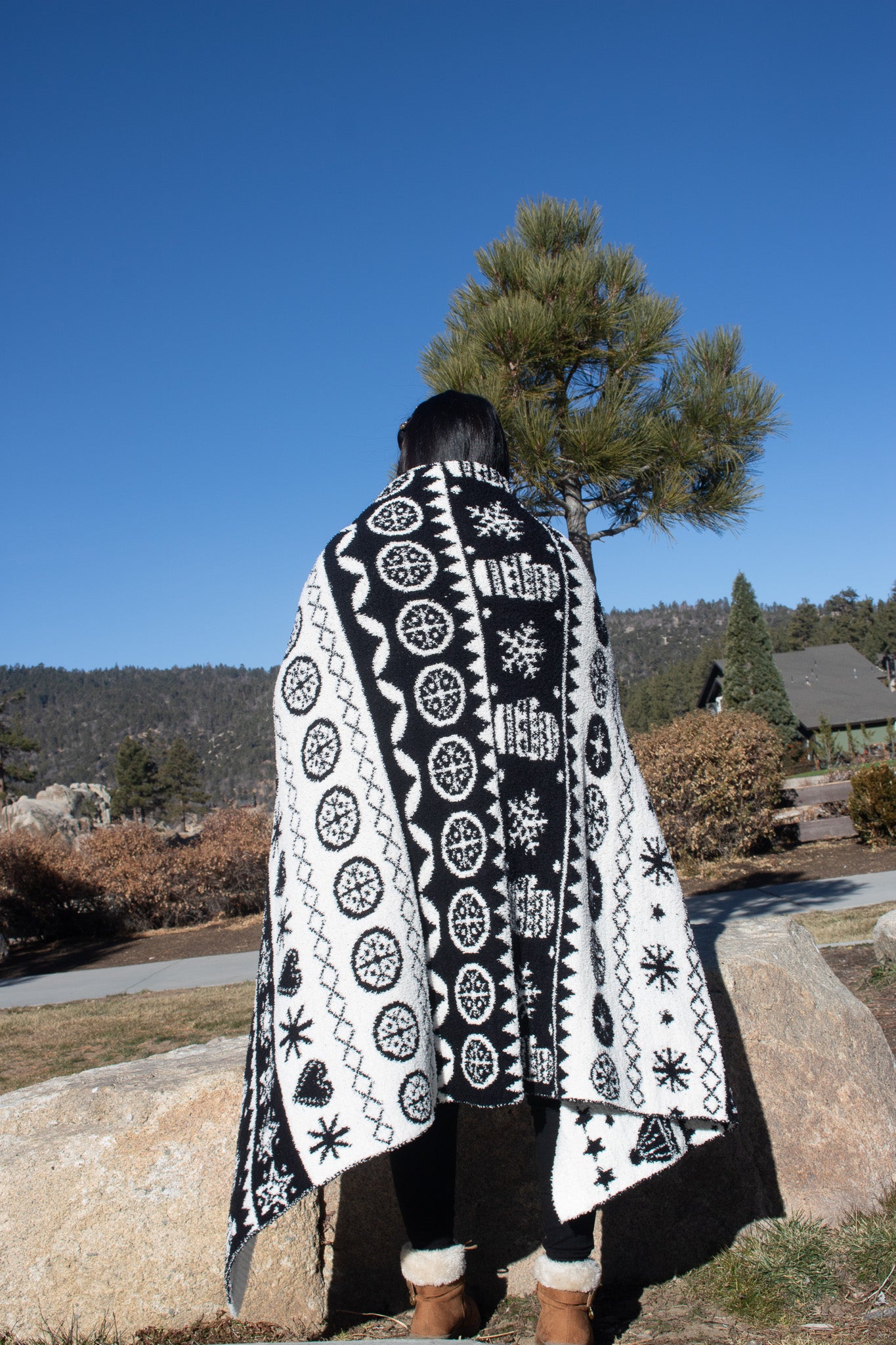 Magaschoni Home Black and White 50" x 70" 100% Polyester