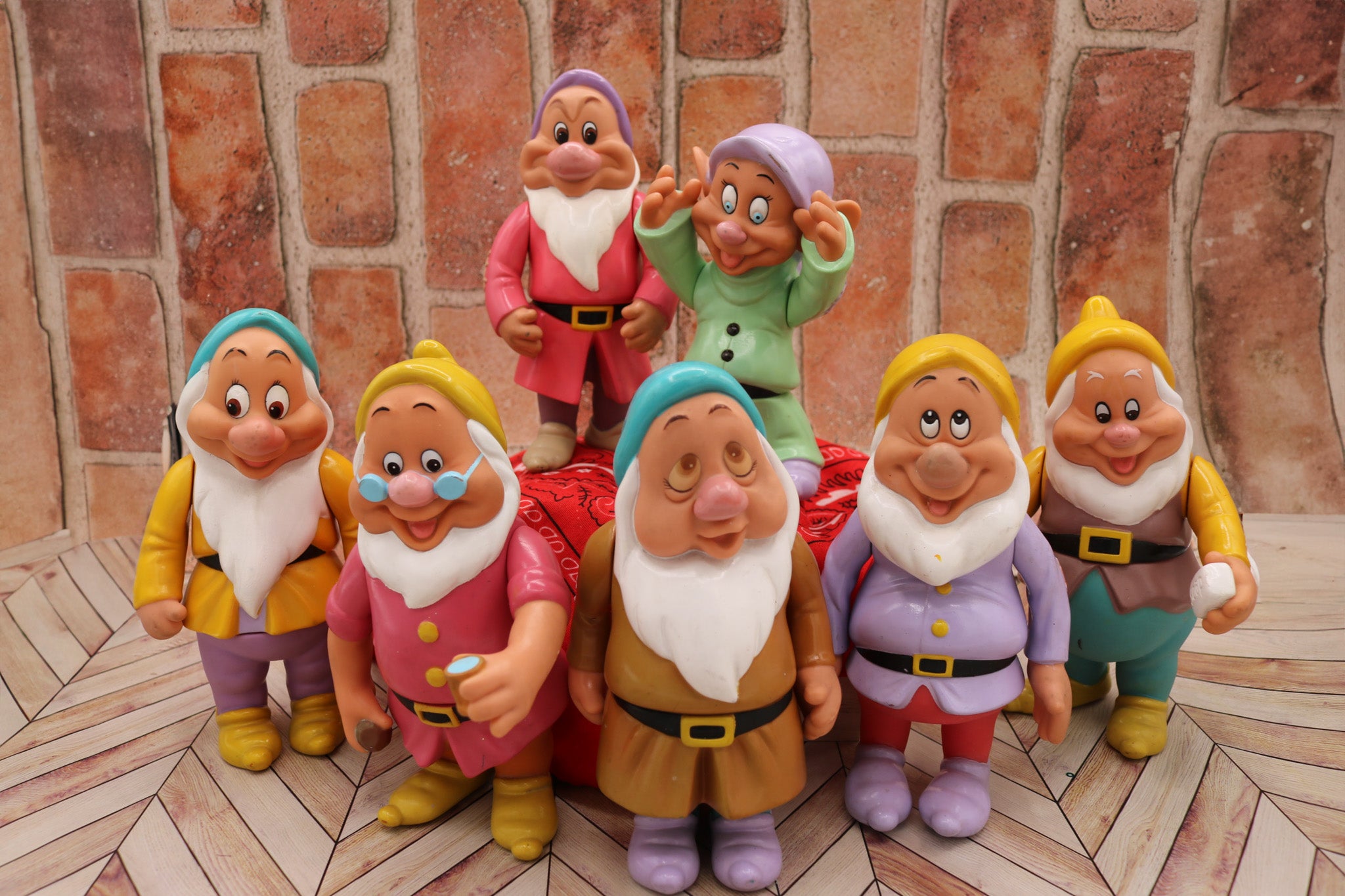 Set of All Seven Vintage 1992 Disney Snow White Seven Dwarfs Vinyl plastic 6" Figures