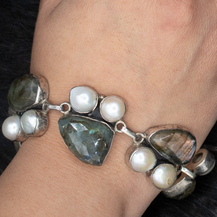 Sarda Handcrafted Silver Labradorite and Pearl Bracelet