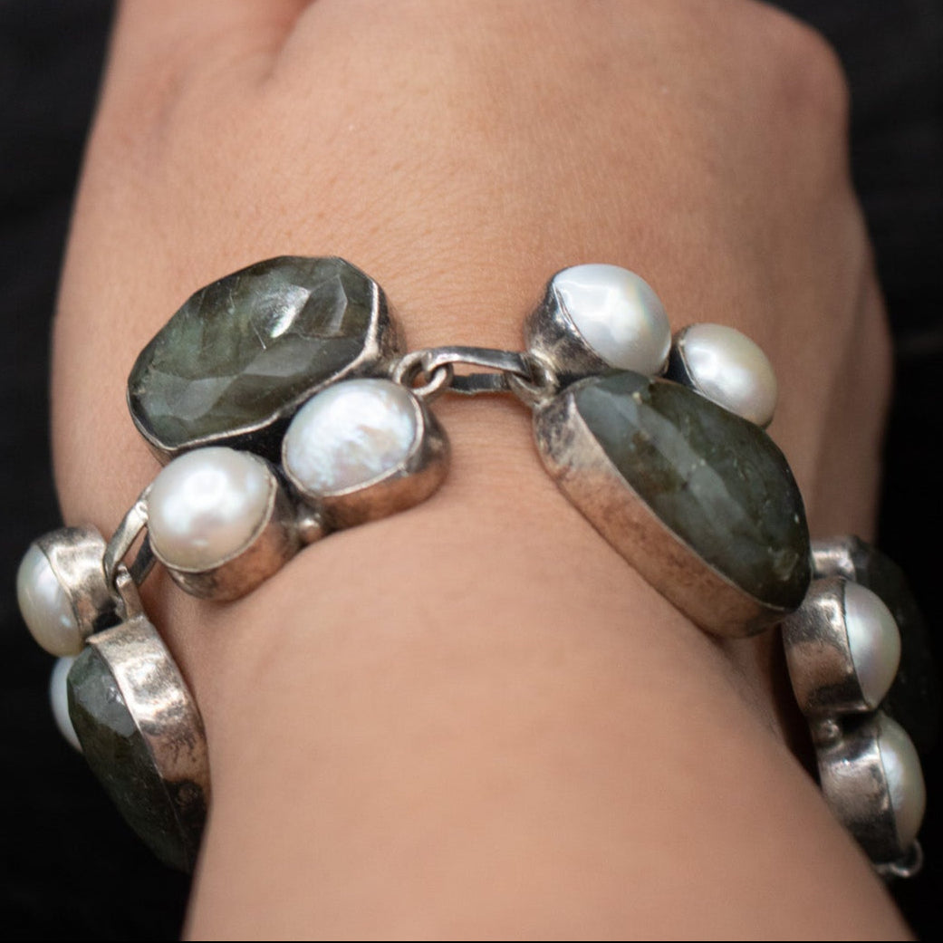 Sarda Handcrafted Silver Labradorite and Pearl Bracelet