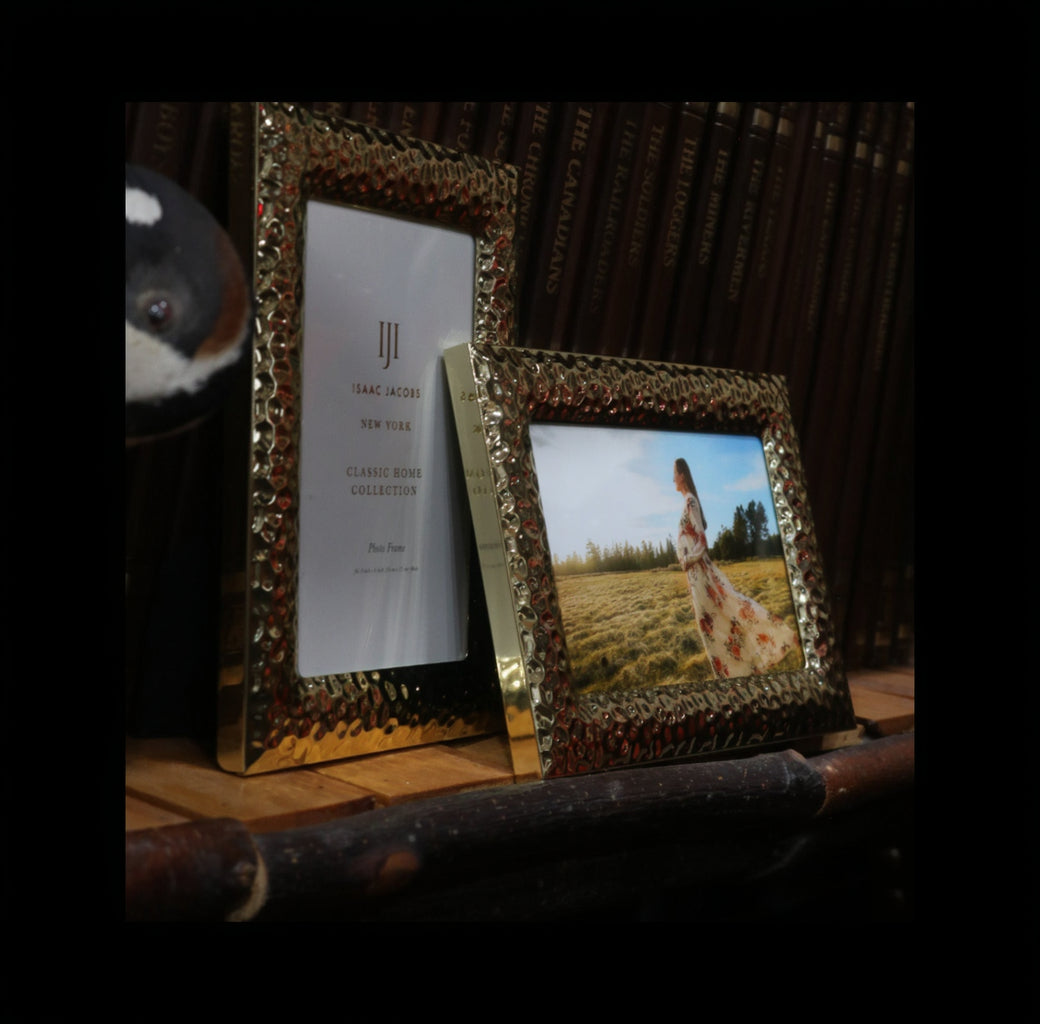 Isaac Jacobs Gold Photo Frame 4x6 Inch Textured Metal Picture Frame Home Decor