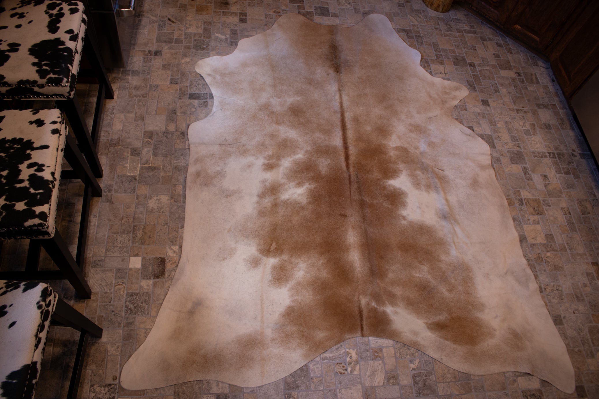 Neutral Beige and Light Brown Cowhide Rug – Perfect for Any Space