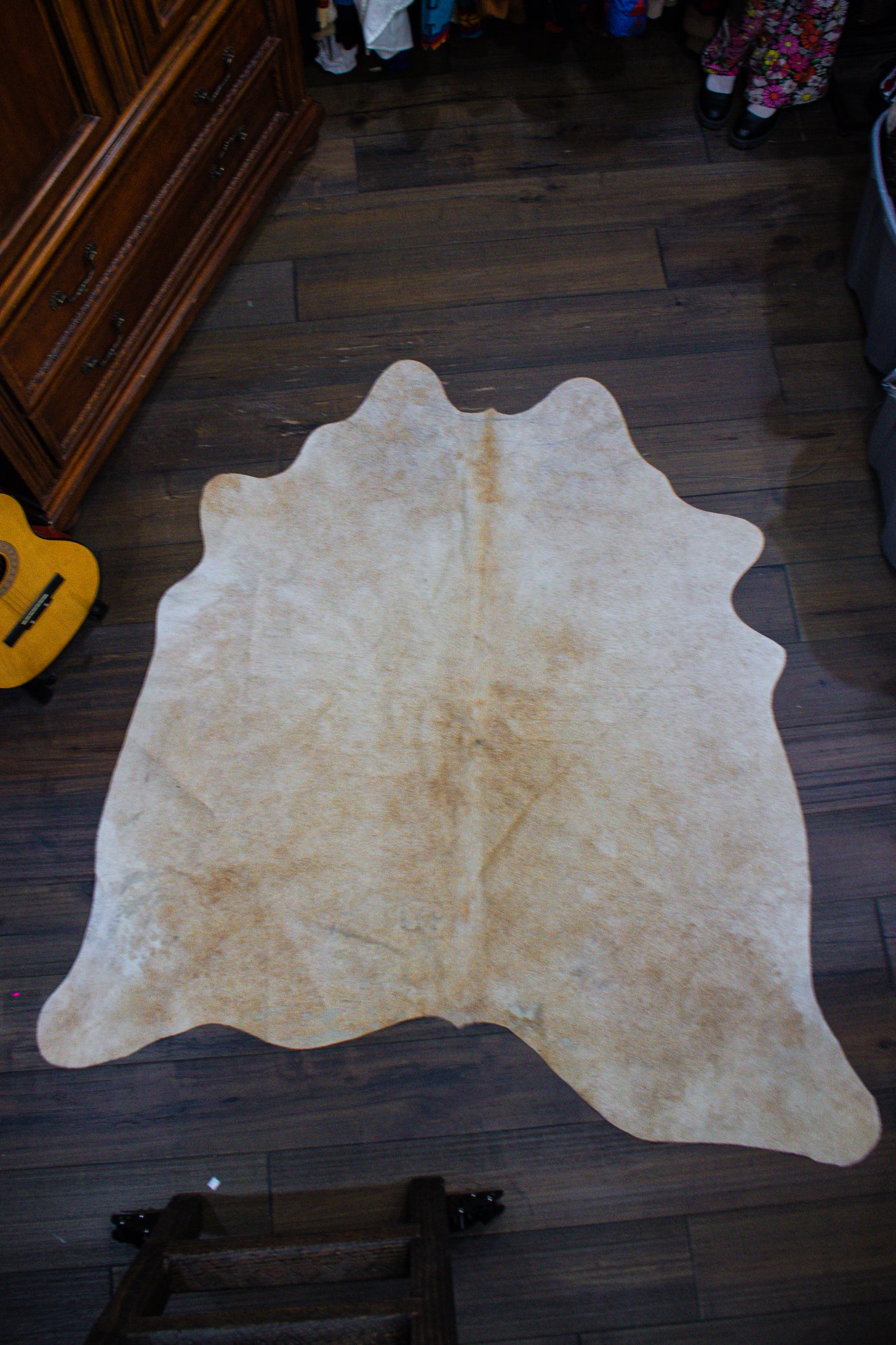 Beige Leather Cowhide Rug – Neutral and Chic Home Accent
