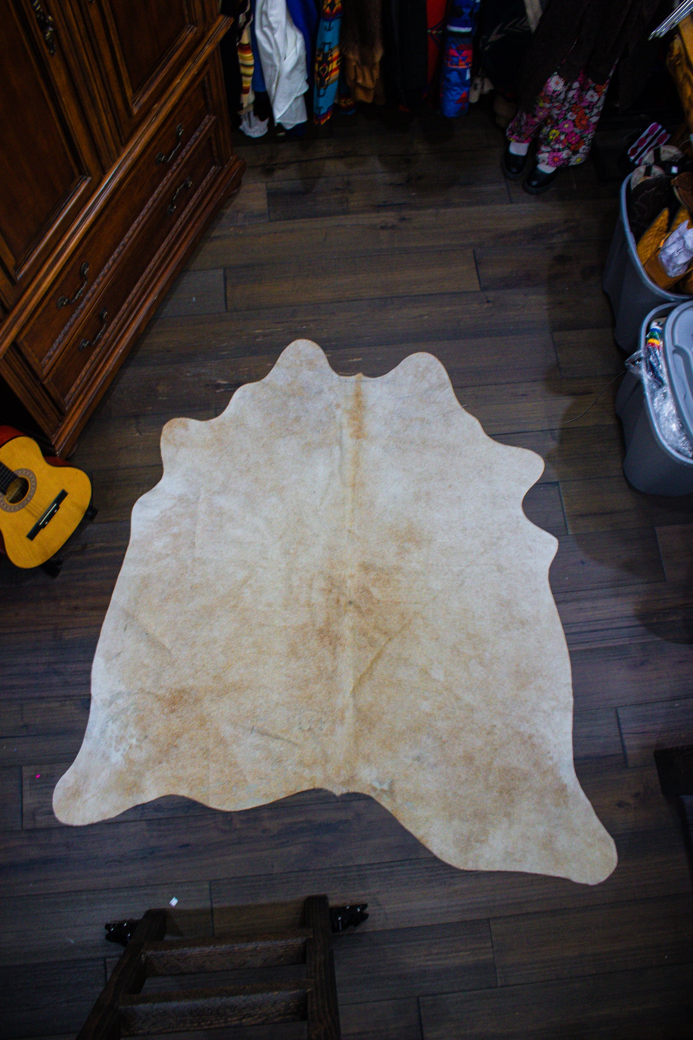 Beige Leather Cowhide Rug – Neutral and Chic Home Accent