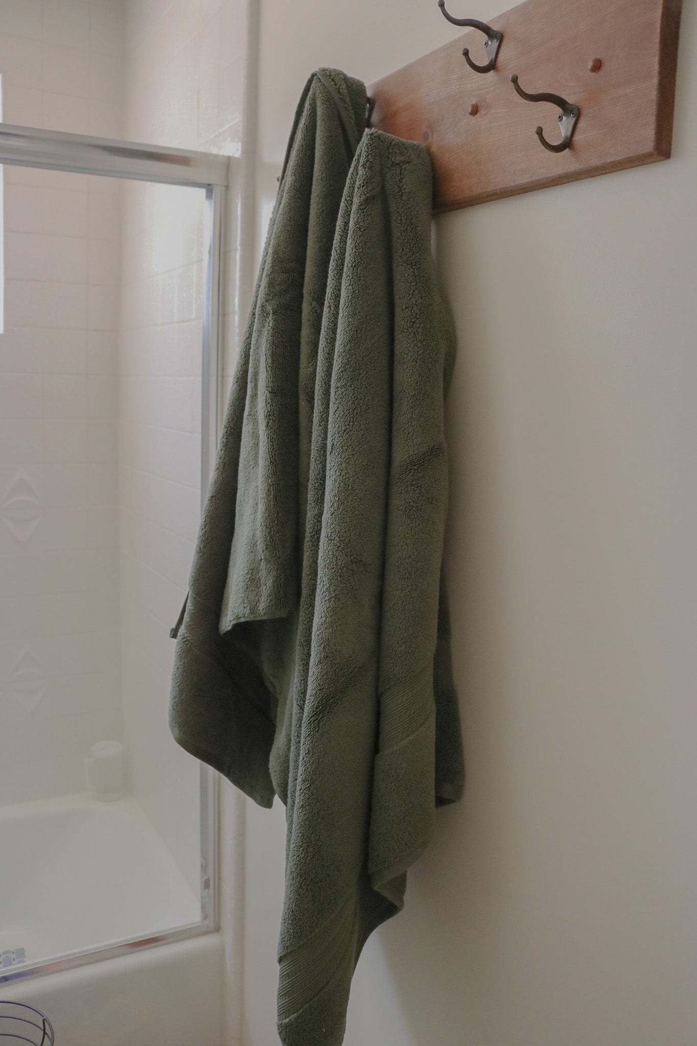 Joie Home - Soft & Absorbent 100% Cotton Dark Green Bath Towel