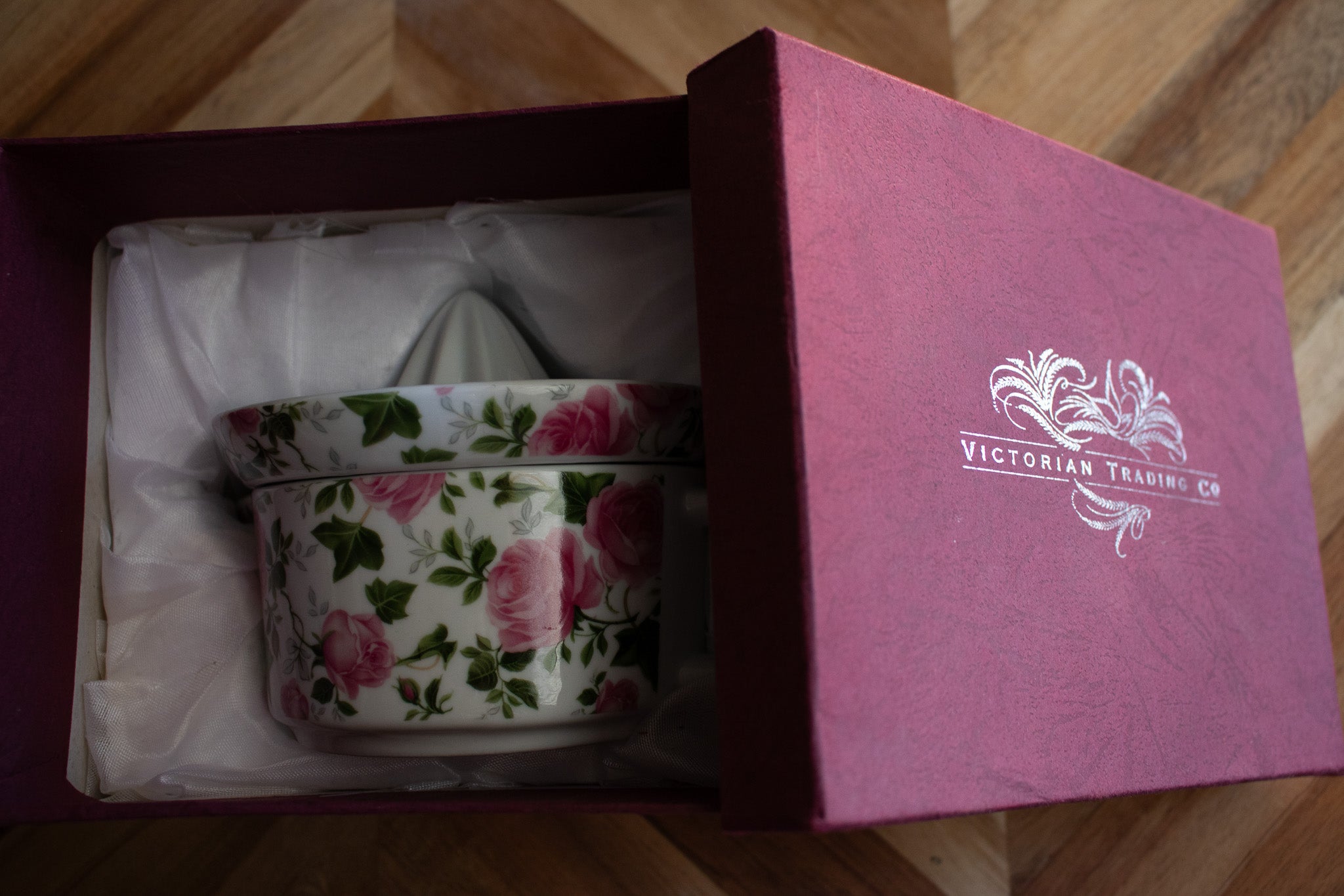 Victorian Trading Co. 2 Piece Collection Ceramic Lemon Lime Juicer with Original Storage Box