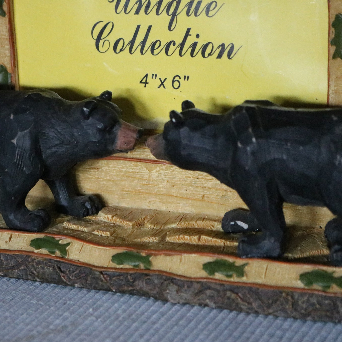 The Unique Collection 3D Resin 4x6 Kissing Bear with Pinecones Picture Frame