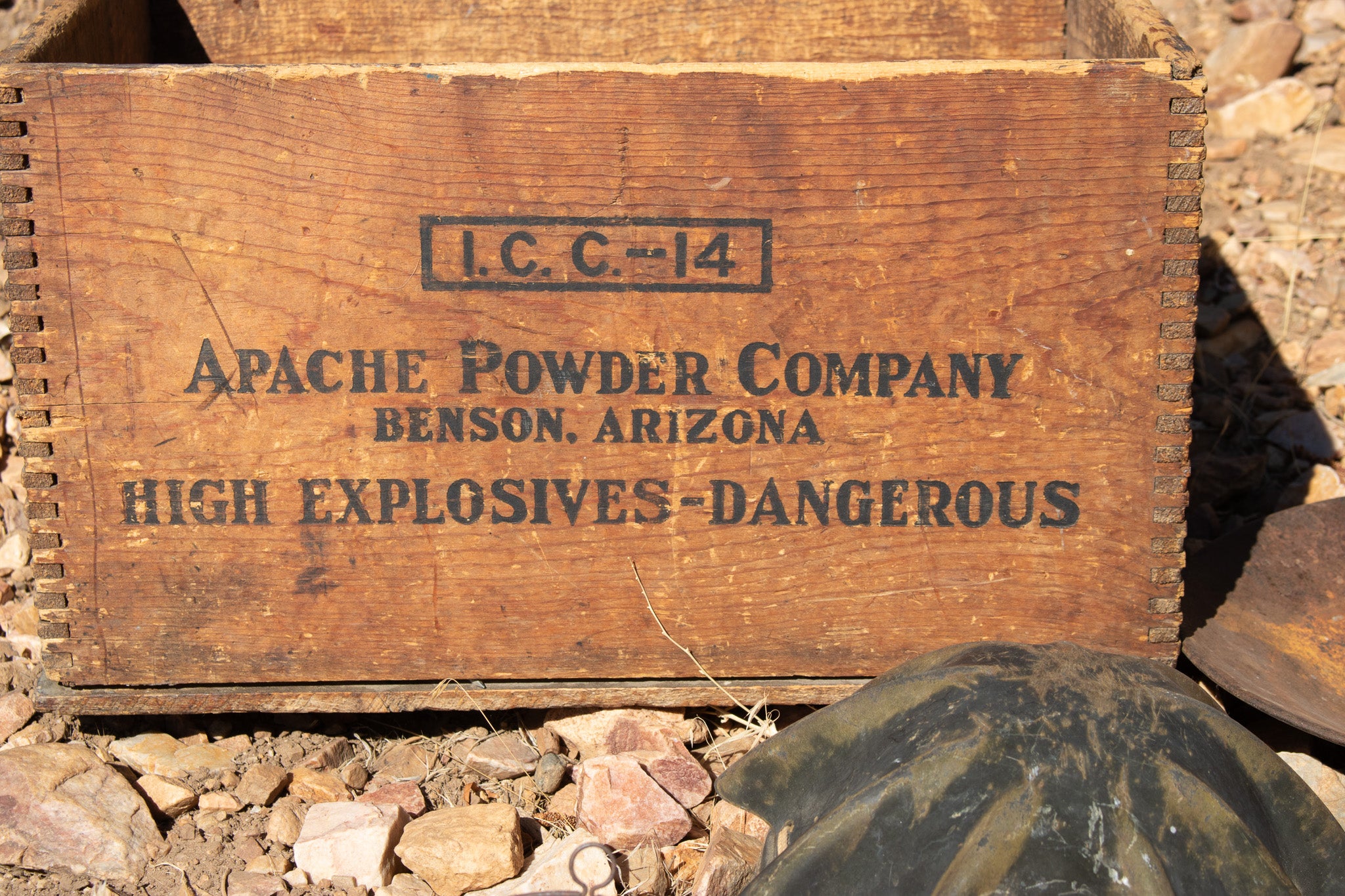 Wooded High Explosive Apache Powder Company Box Antique