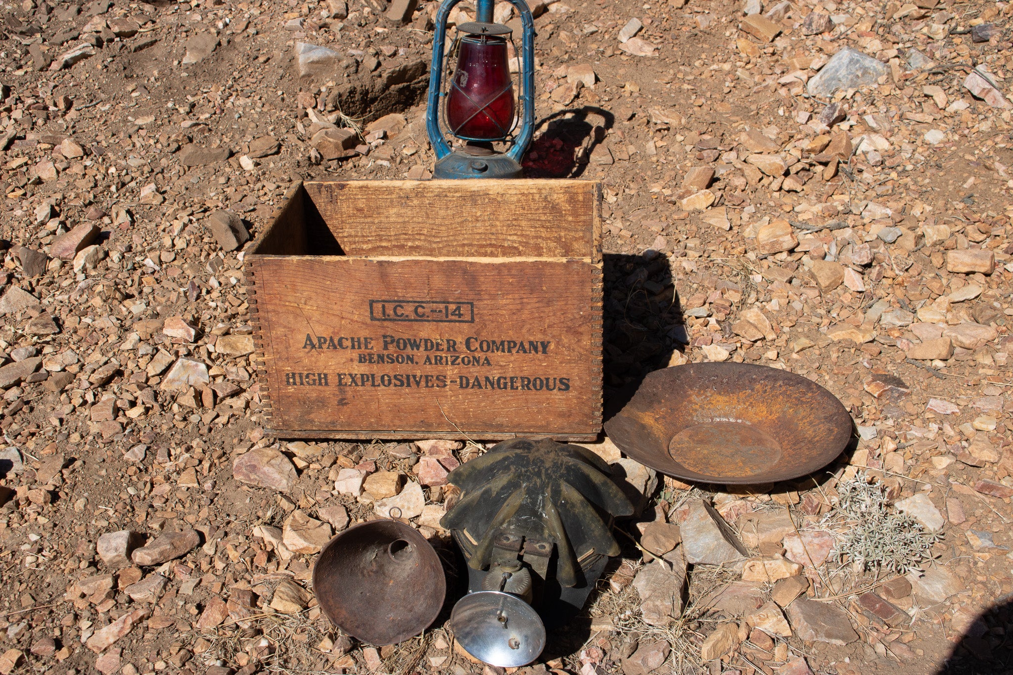 Wooded High Explosive Apache Powder Company Box Antique
