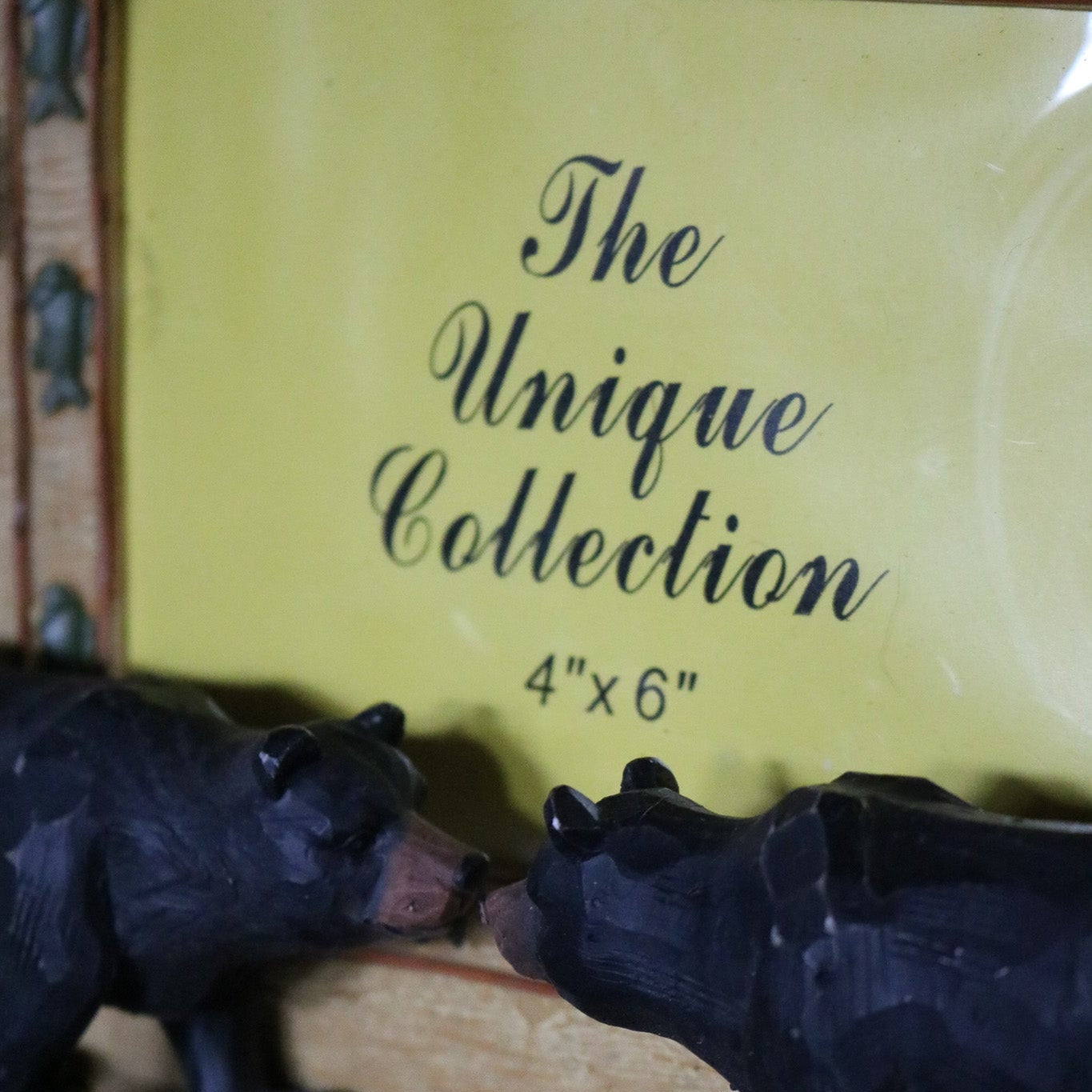The Unique Collection 3D Resin 4x6 Kissing Bear with Pinecones Picture Frame