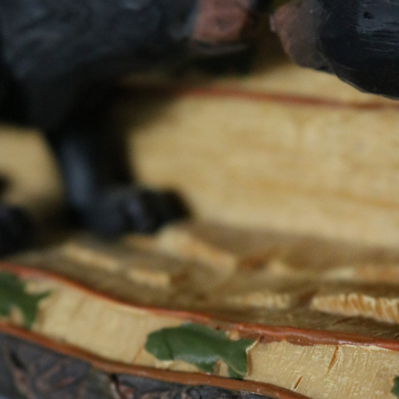 The Unique Collection 3D Resin 4x6 Kissing Bear with Pinecones Picture Frame