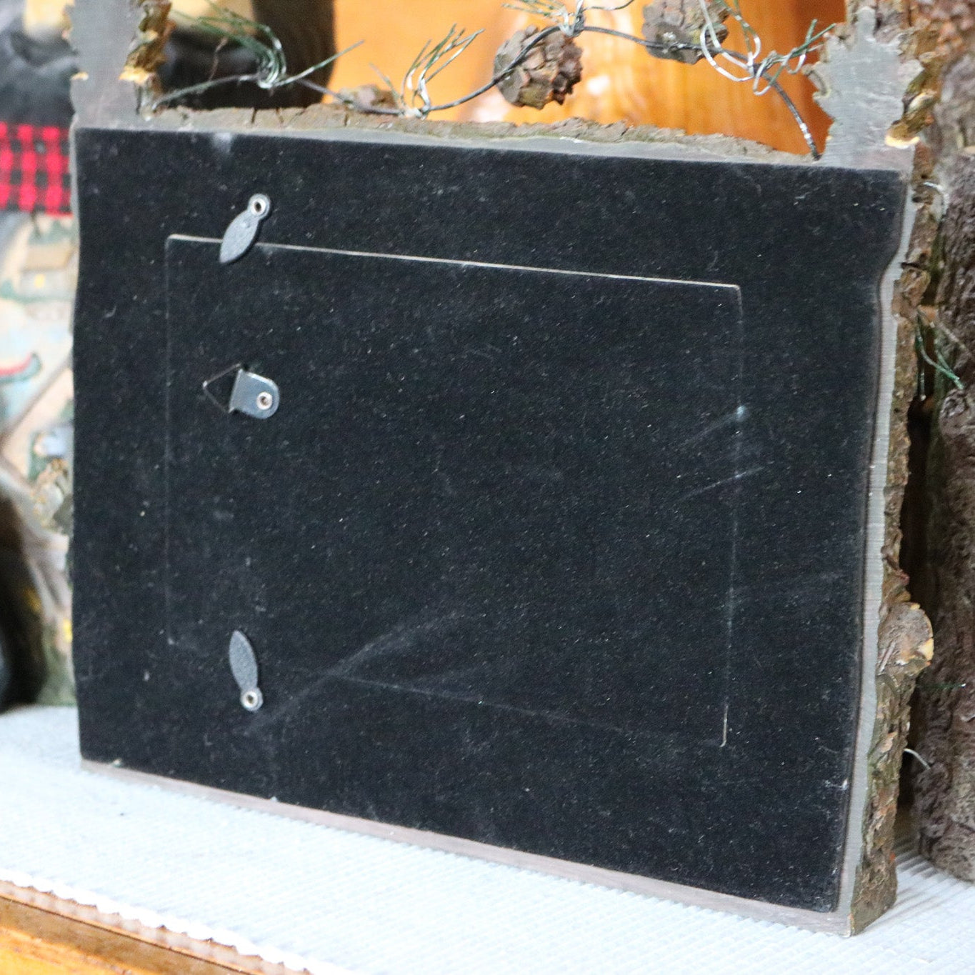 The Unique Collection 3D Resin 4x6 Kissing Bear with Pinecones Picture Frame